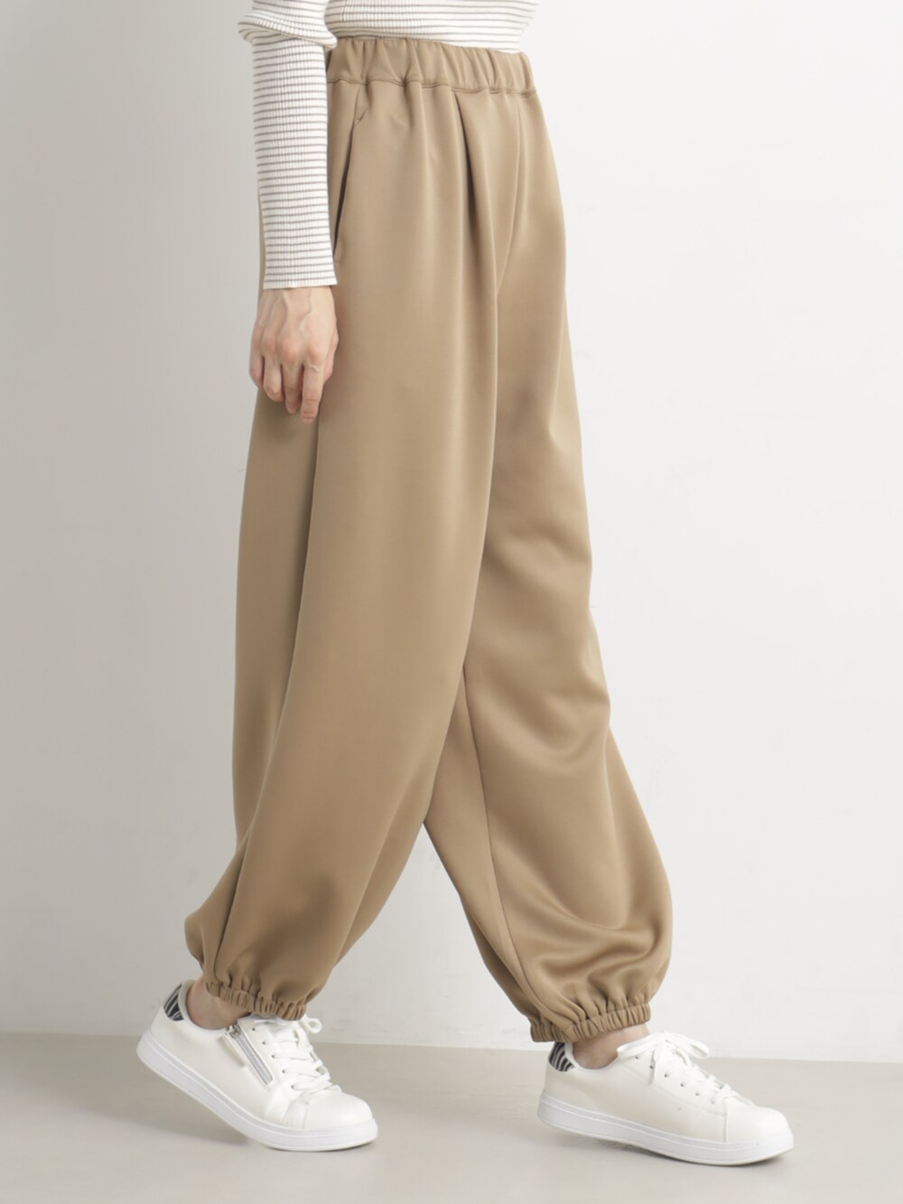 ベージュ系のシャツ/ブラウス、ブラウン系のその他パンツ、ベージュ系のニット/セーターを着用したレディースの冬コーディネートの3枚目の写真