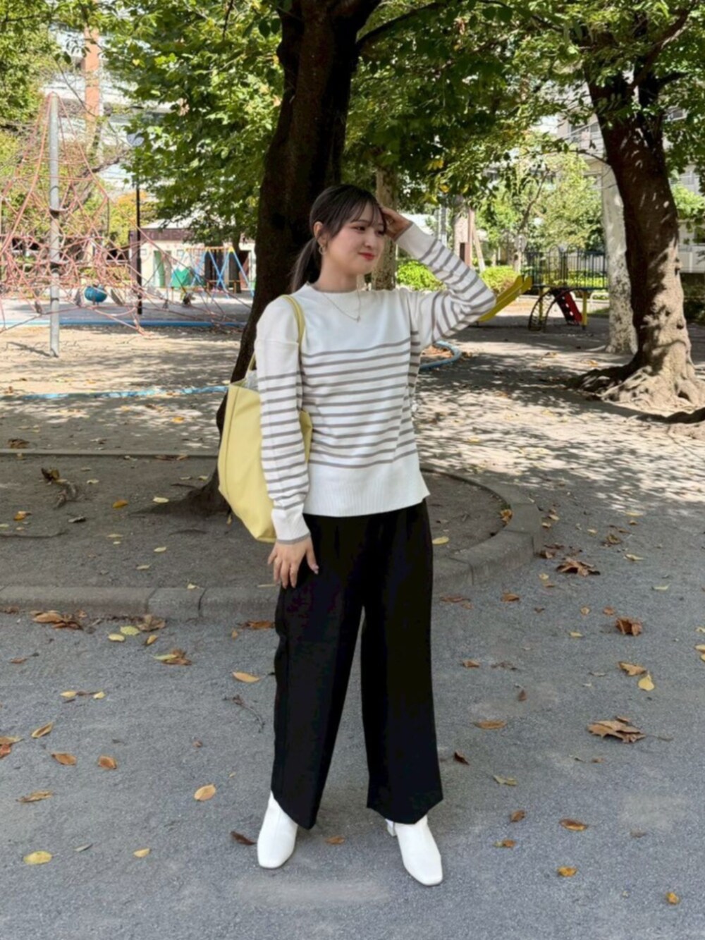 ブラウン系のニット/セーターを着用したレディースの秋コーディネートの2枚目の写真