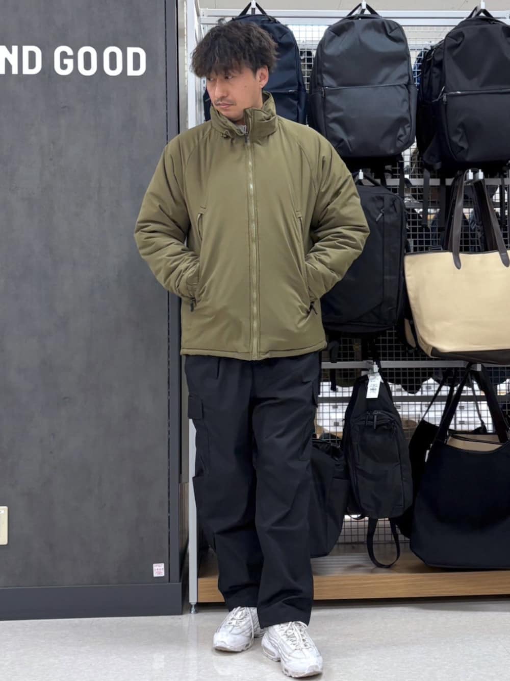 グリーン系のその他アウターを着用したメンズの冬コーディネートの2枚目の写真
