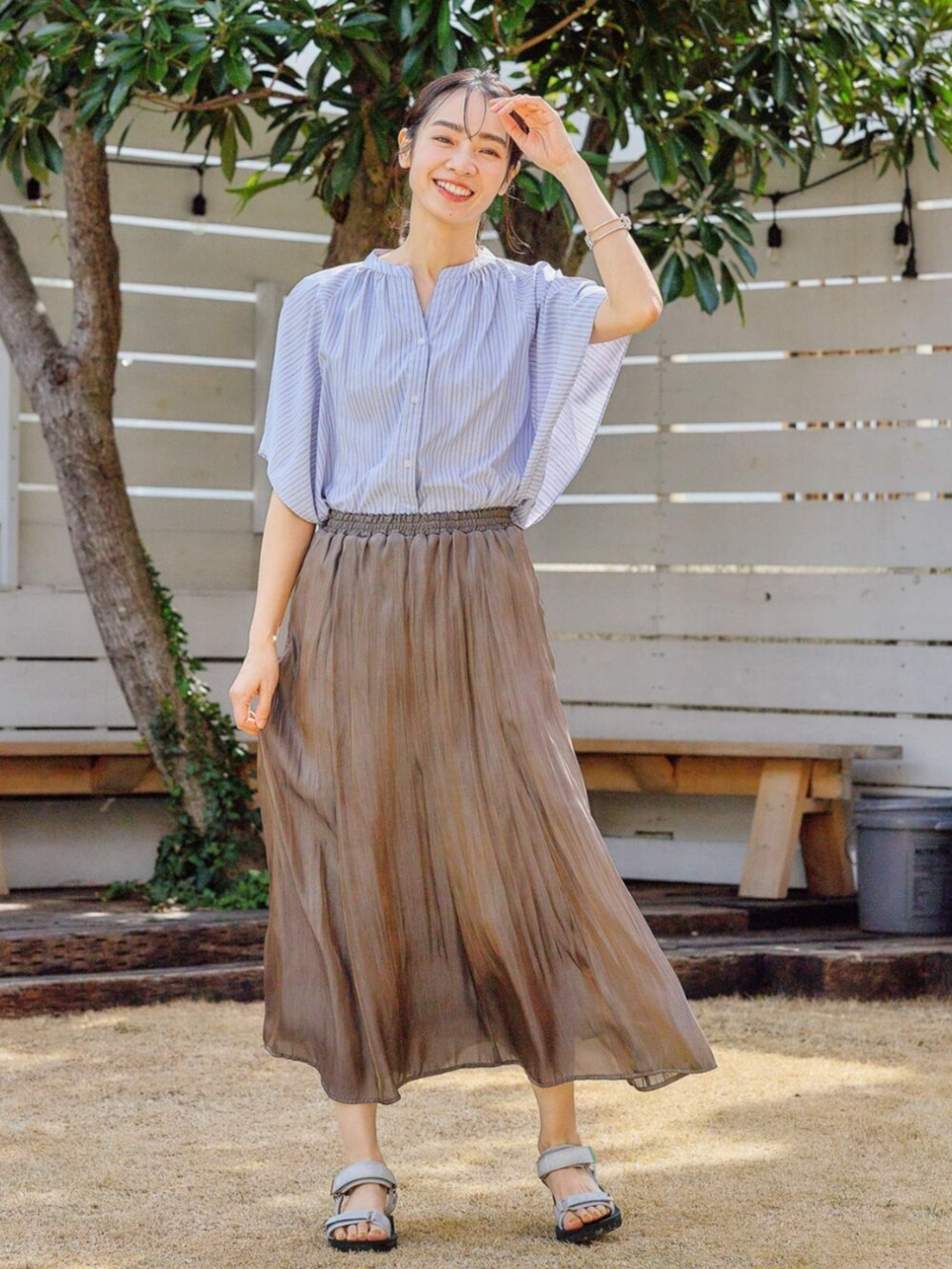 ブルー系のシャツ/ブラウスを着用したレディースの夏コーディネートの2枚目の写真