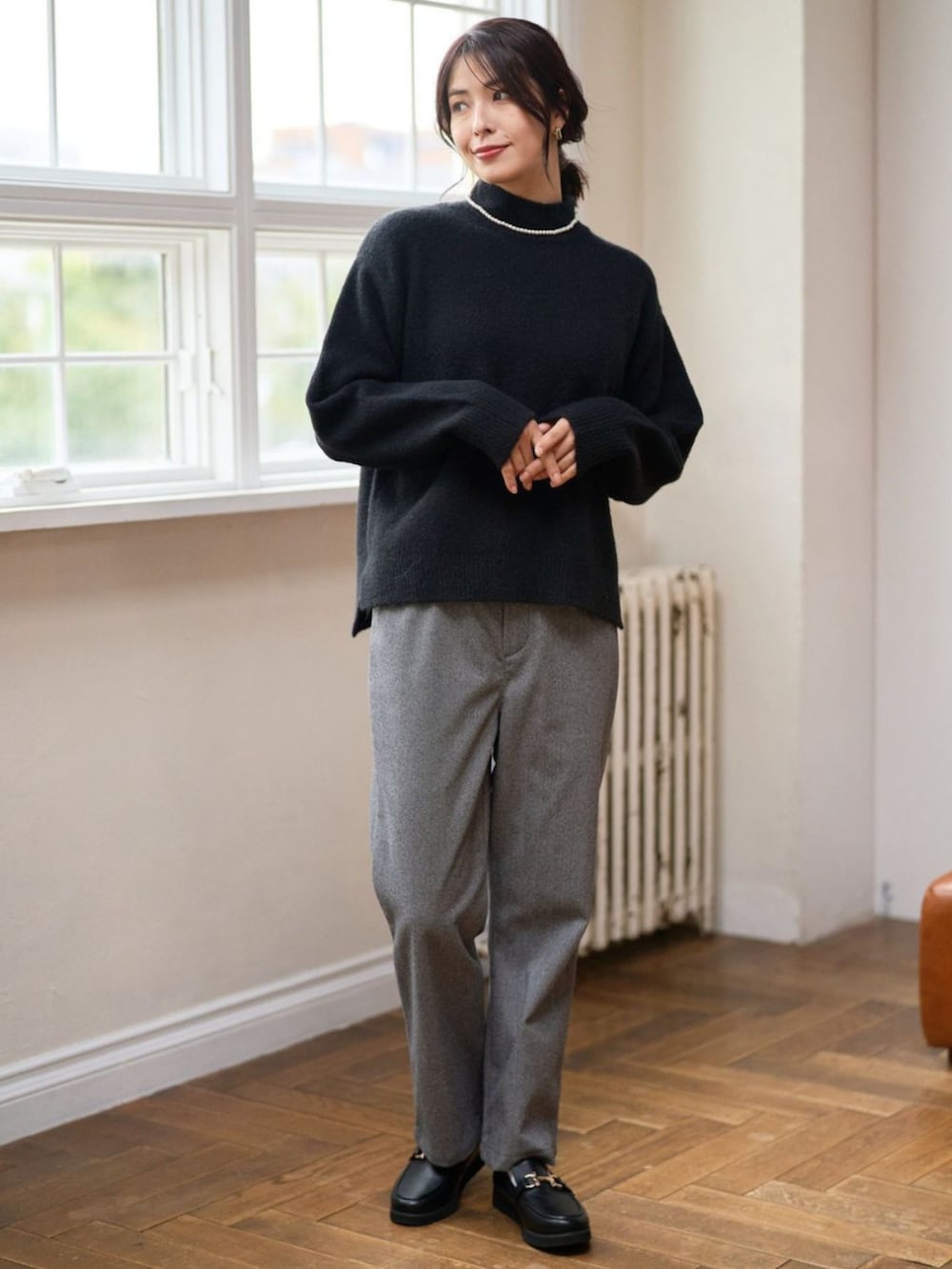 ブラック系のニット/セーターを着用したレディースの秋コーディネートの2枚目の写真