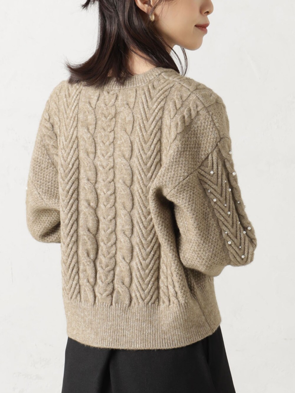 ブラウン系のその他パンツ、ベージュ系のニット/セーターを着用したレディースの冬コーディネートの3枚目の写真