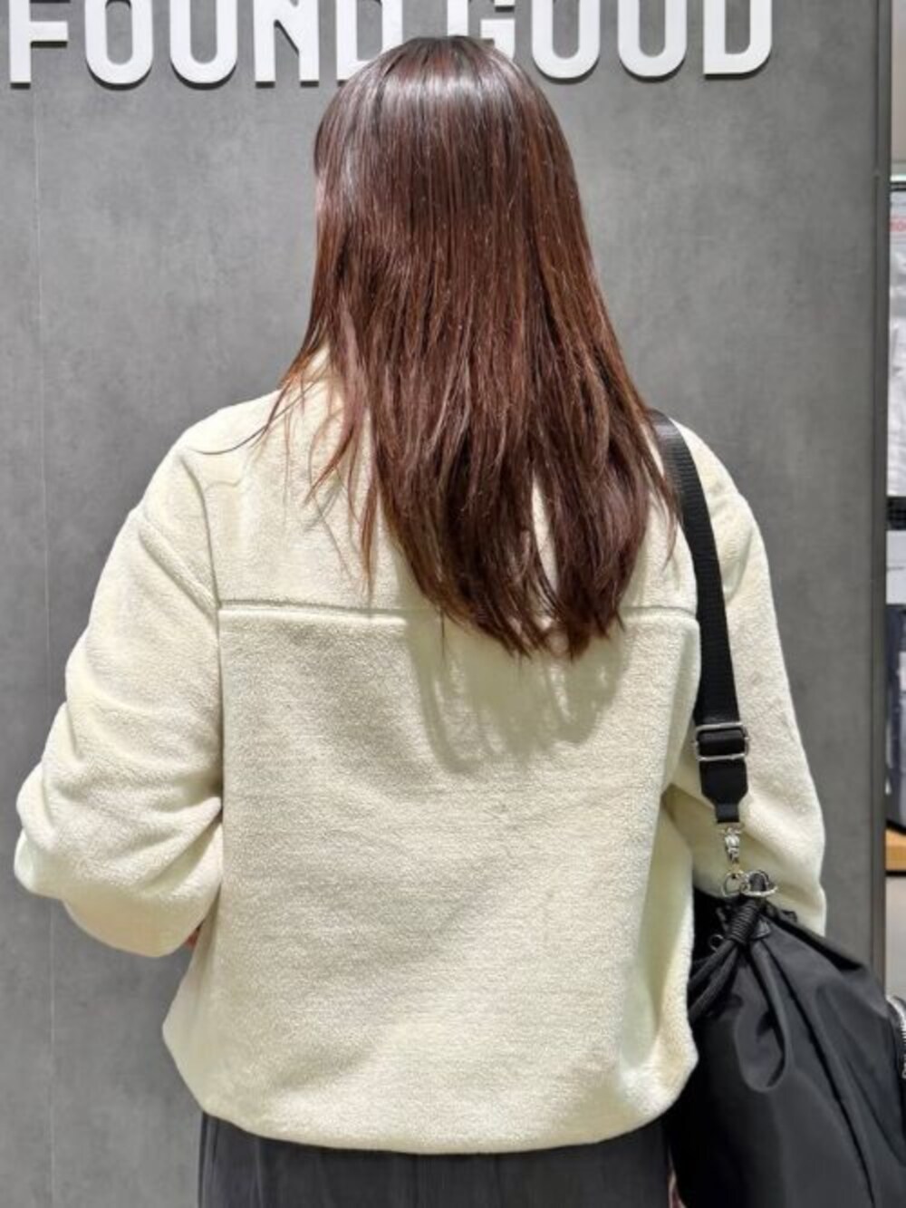 ベージュ系のTシャツ/カットソー、イエロー系のニット/セーターを着用したレディースの冬コーディネートの2枚目の写真