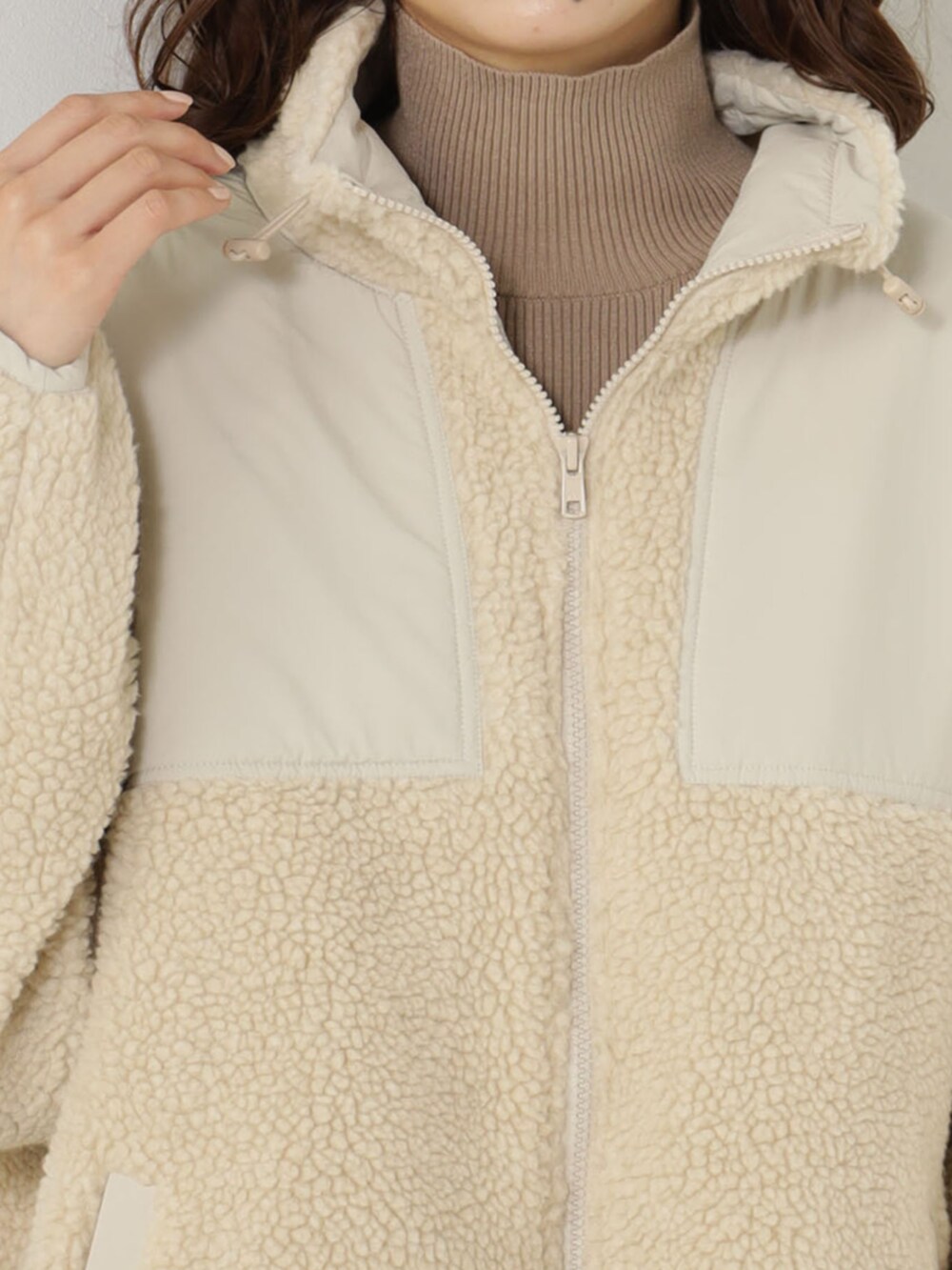 ベージュ系のブルゾン、ベージュ系のニット/セーターを着用したレディースの冬コーディネートの3枚目の写真