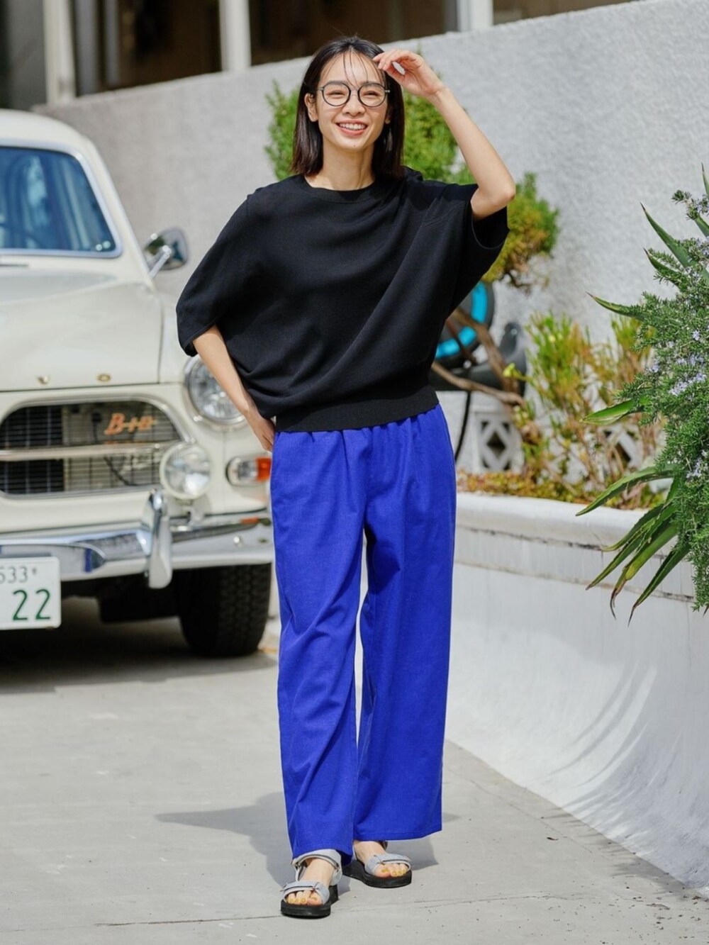 ブラック系のニット/セーターを着用したレディースの春コーディネートの2枚目の写真