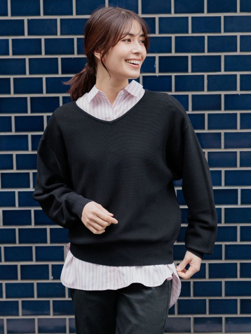 ブラック系のニット/セーターを着用したレディースの春コーディネートの2枚目の写真