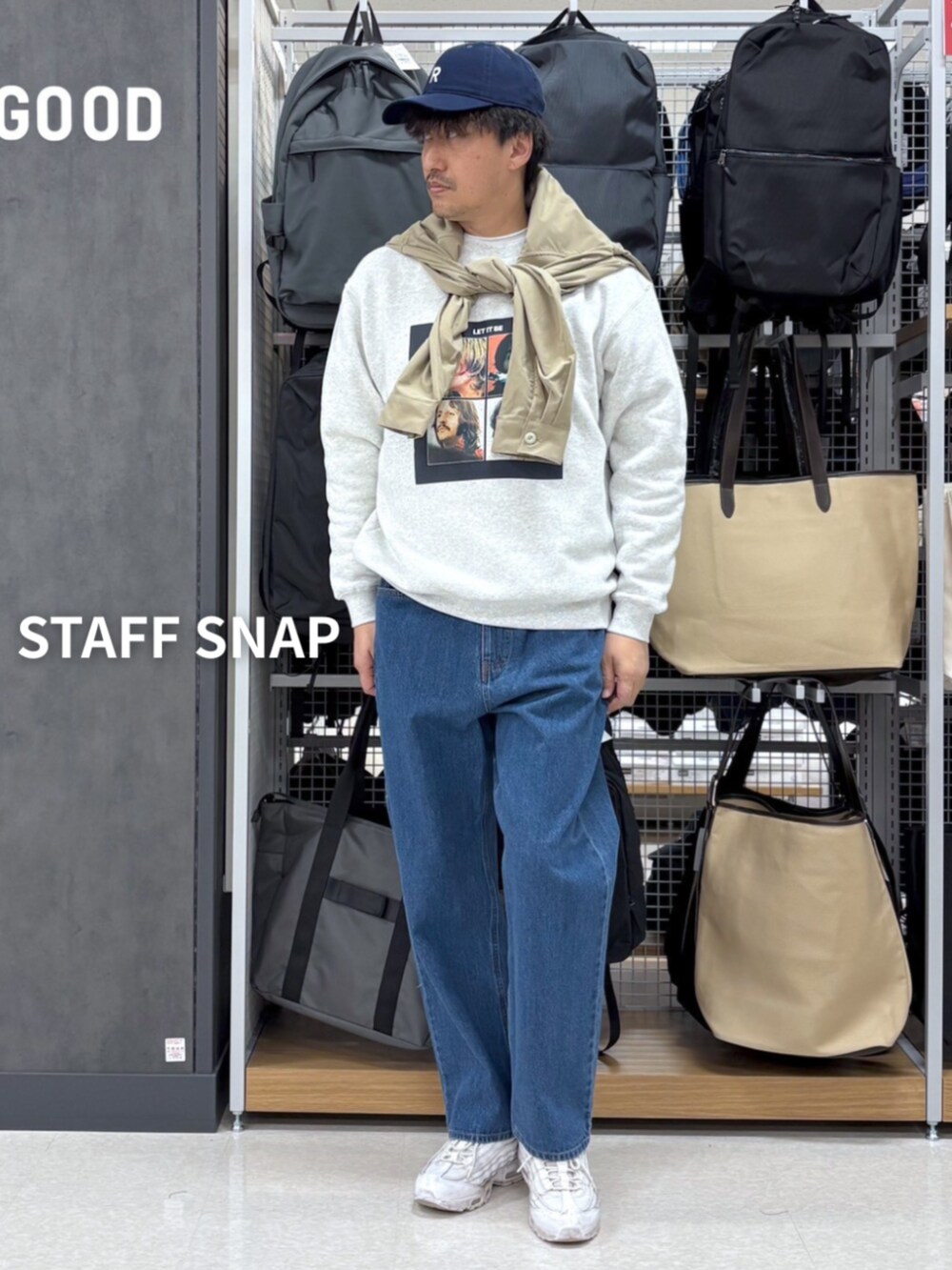 ブルー系のその他パンツ、ホワイト系のその他トップスを着用したメンズの冬コーディネートの3枚目の写真