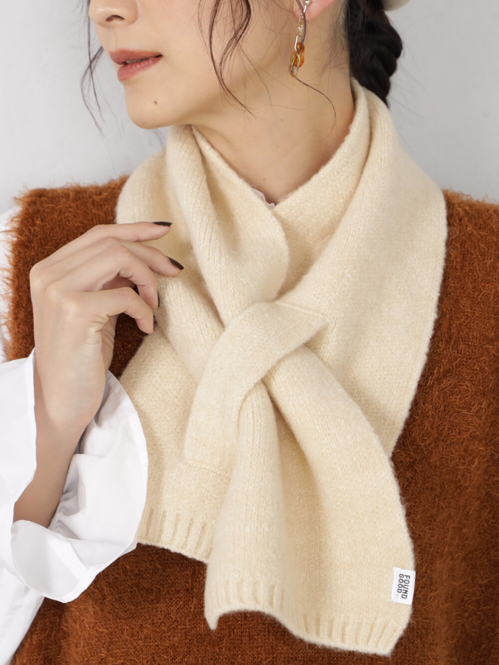 ブラウン系のニット/セーター、ベージュ系のハンチング/ベレー帽、ベージュ系のマフラーを着用したレディースの秋コーディネートの2枚目の写真