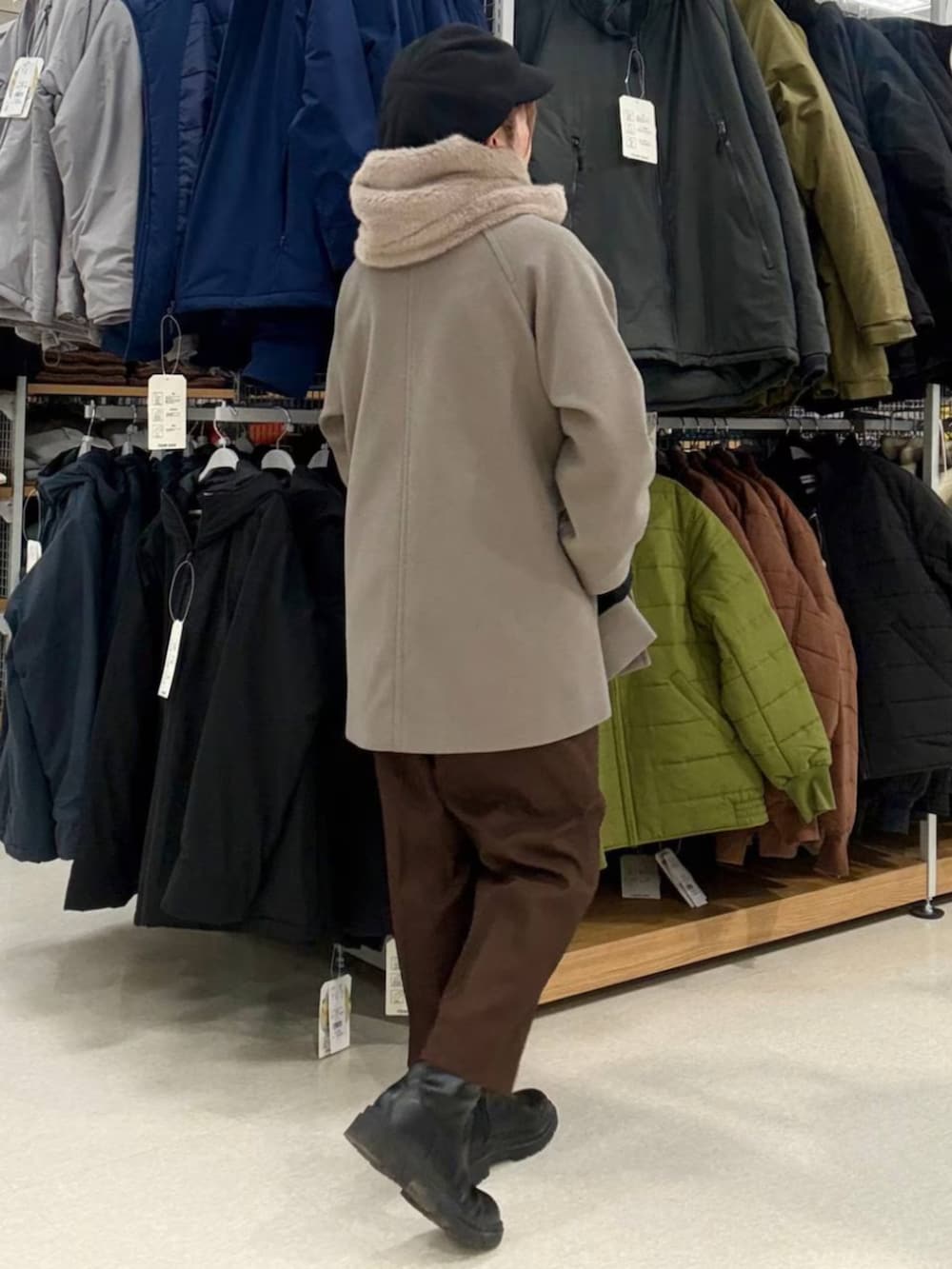 ブラウン系のその他アウター、ブラウン系のその他パンツを着用したレディースの冬コーディネートの2枚目の写真