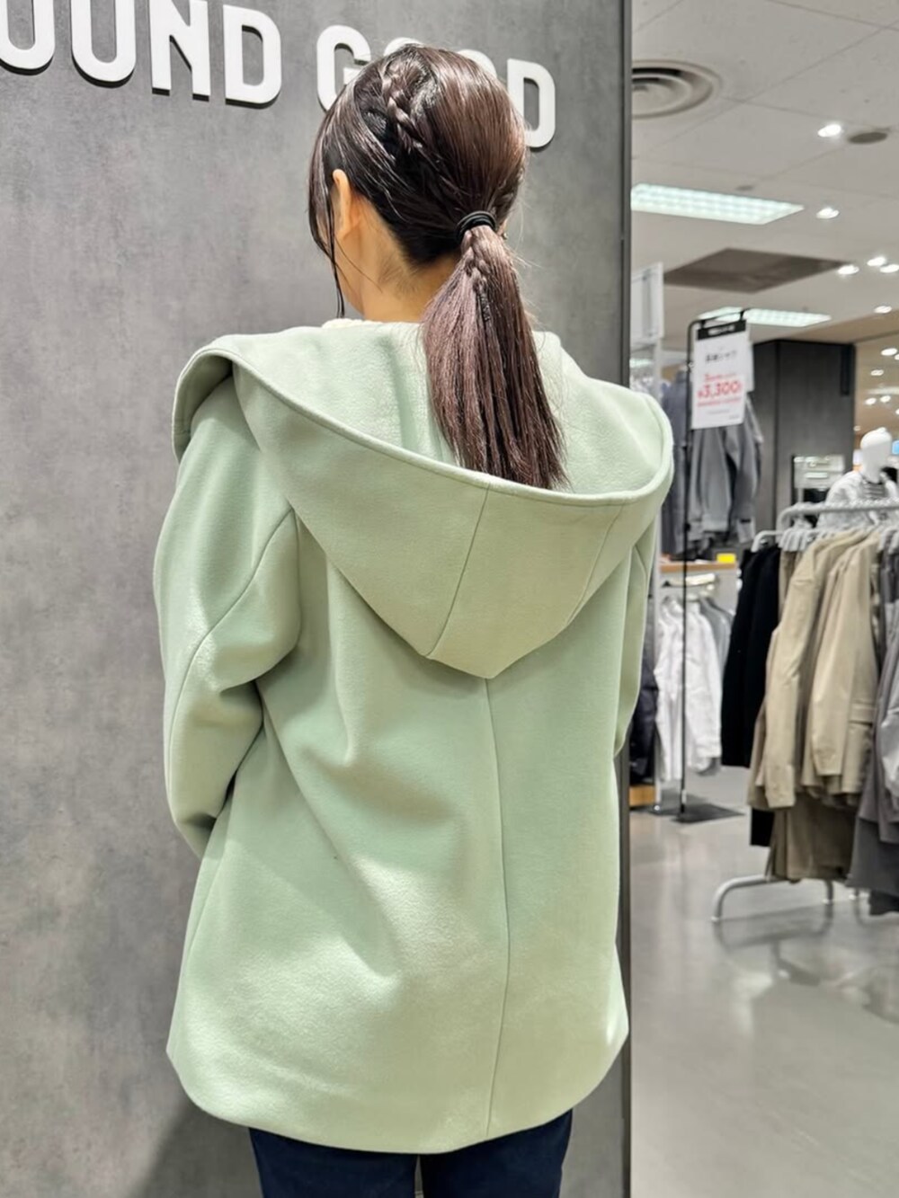 グリーン系のその他アウター、ベージュ系のニット/セーター、グレー系のブーツを着用したレディースの冬コーディネートの3枚目の写真