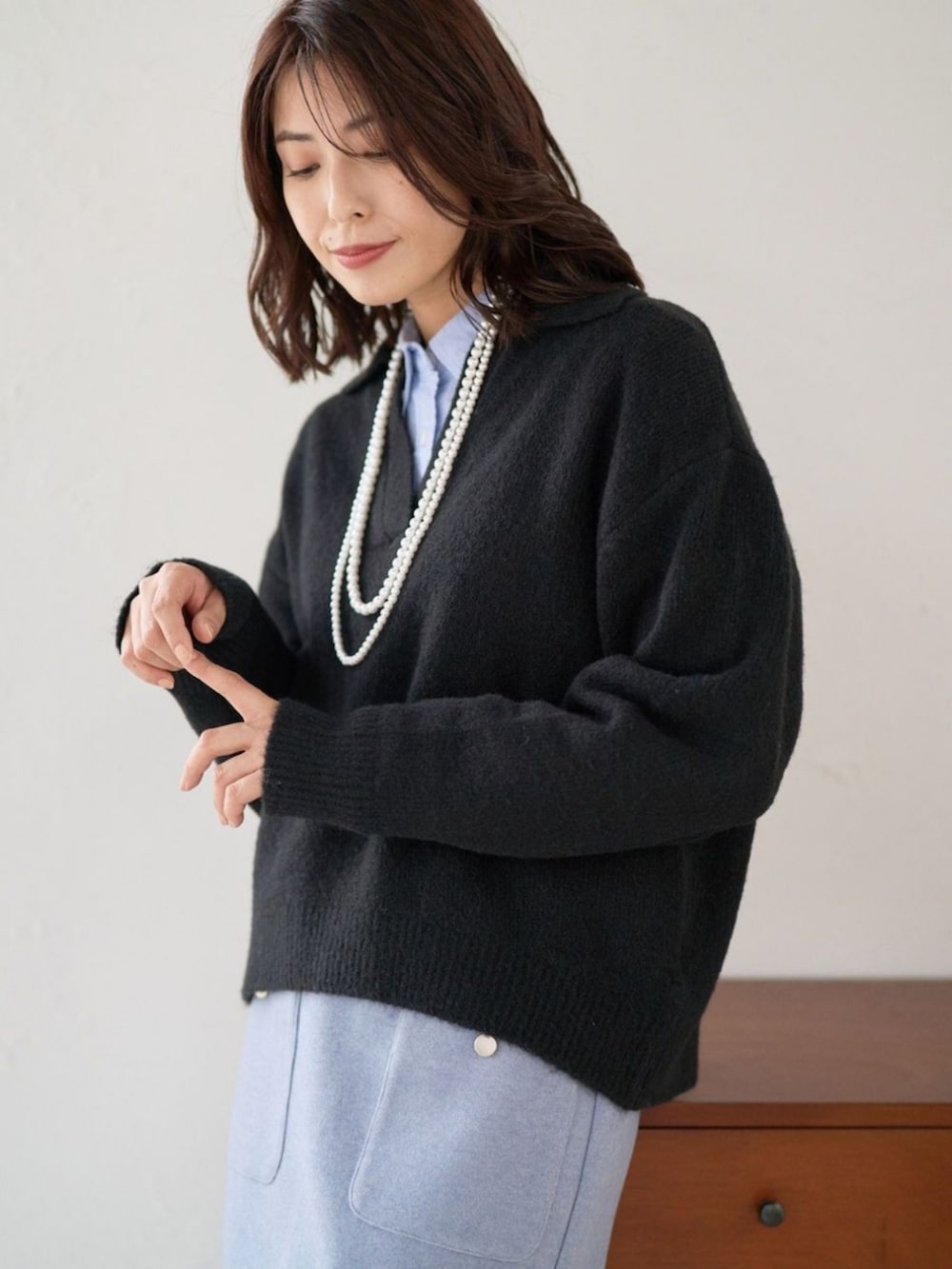 ブラック系のニット/セーターを着用したレディースの冬コーディネートの2枚目の写真
