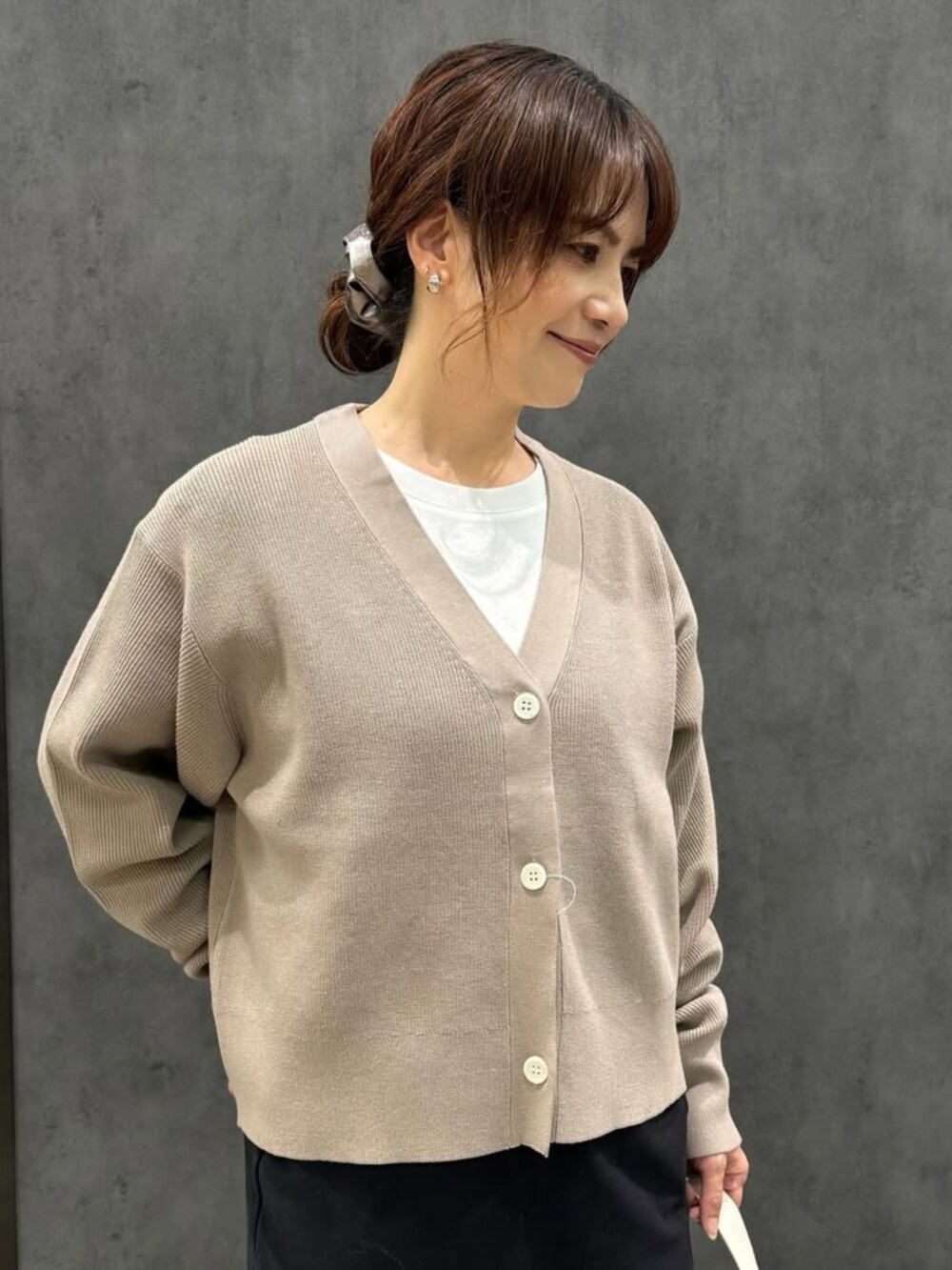 ブラック系のローファー、ベージュ系のカーディガン/ボレロ、ブラック系のスカートを着用したレディースの冬コーディネートの2枚目の写真