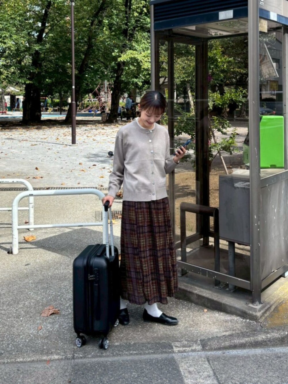 ブラック系のカーディガン/ボレロを着用したレディースの秋コーディネートの2枚目の写真