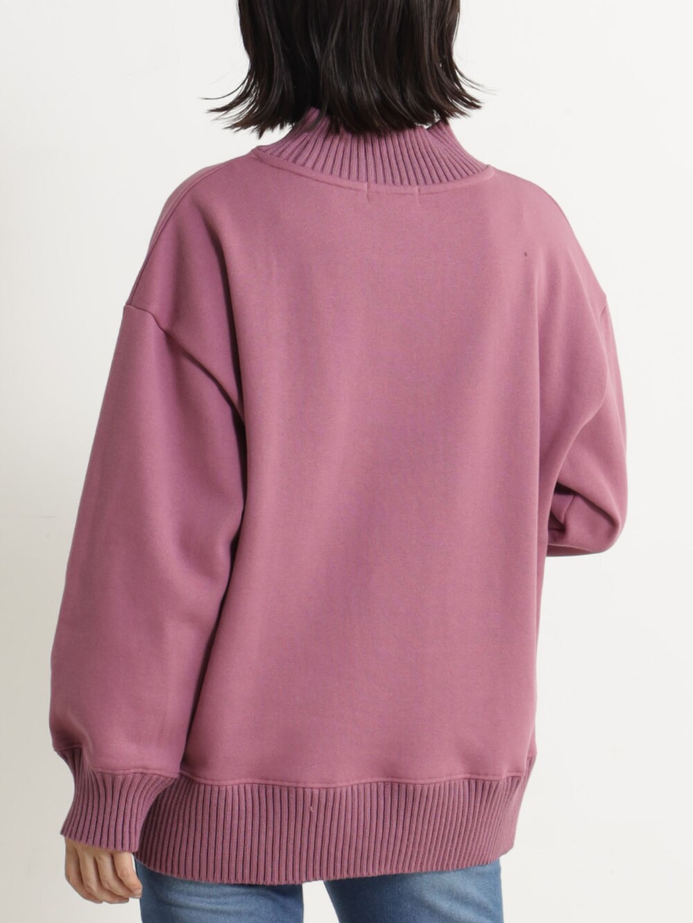 ブルー系のその他パンツ、ピンク系のTシャツ/カットソーを着用したレディースの冬コーディネートの3枚目の写真