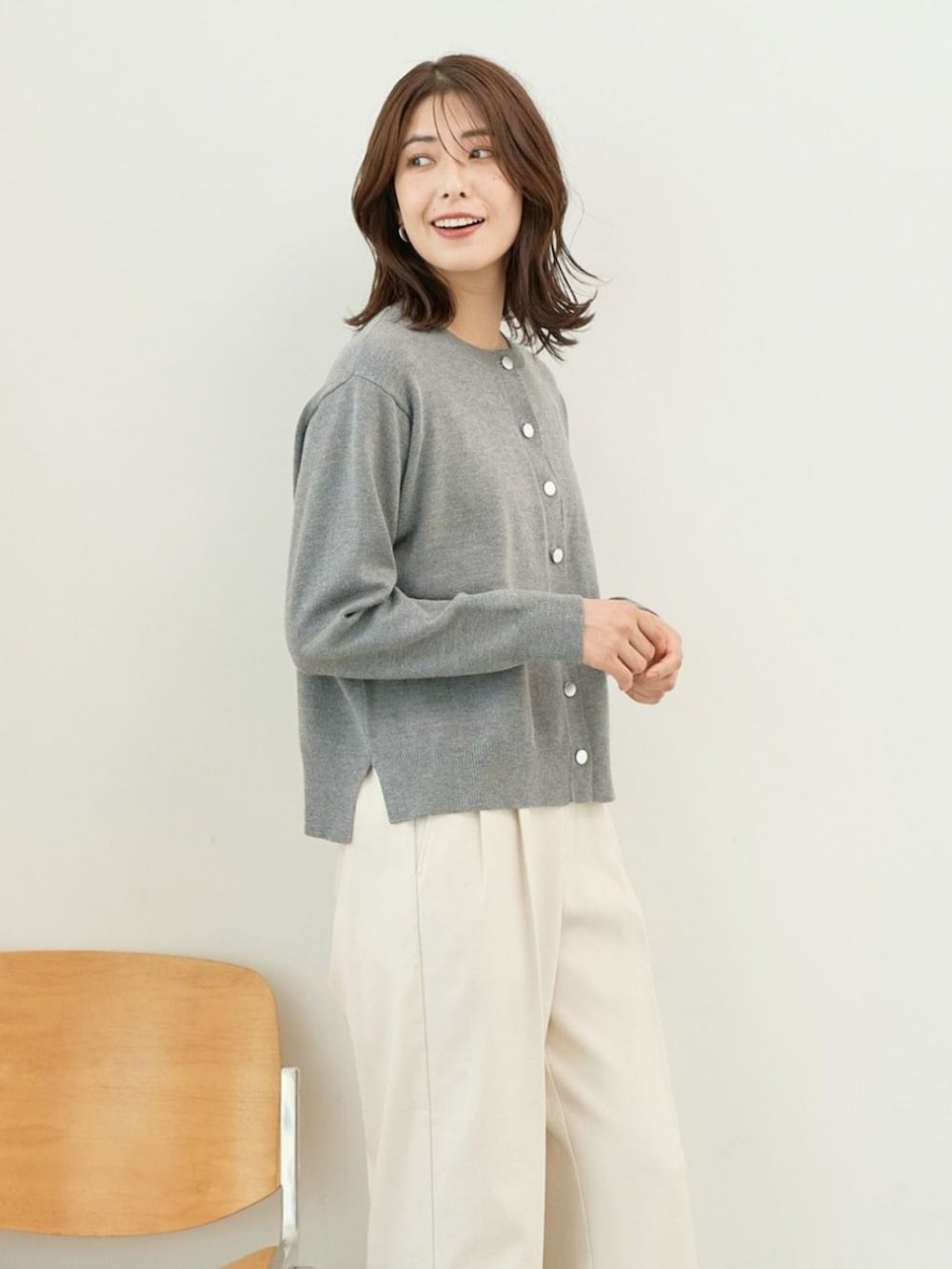 グレー系のカーディガン/ボレロを着用したレディースの冬コーディネートの2枚目の写真