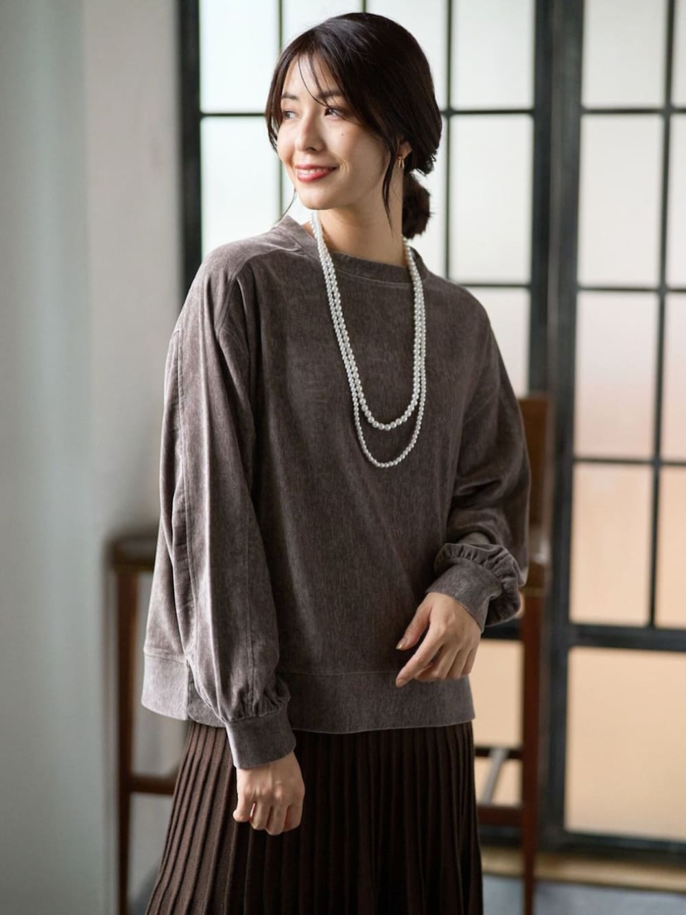 グレー系のTシャツ/カットソーを着用したレディースの冬コーディネートの2枚目の写真