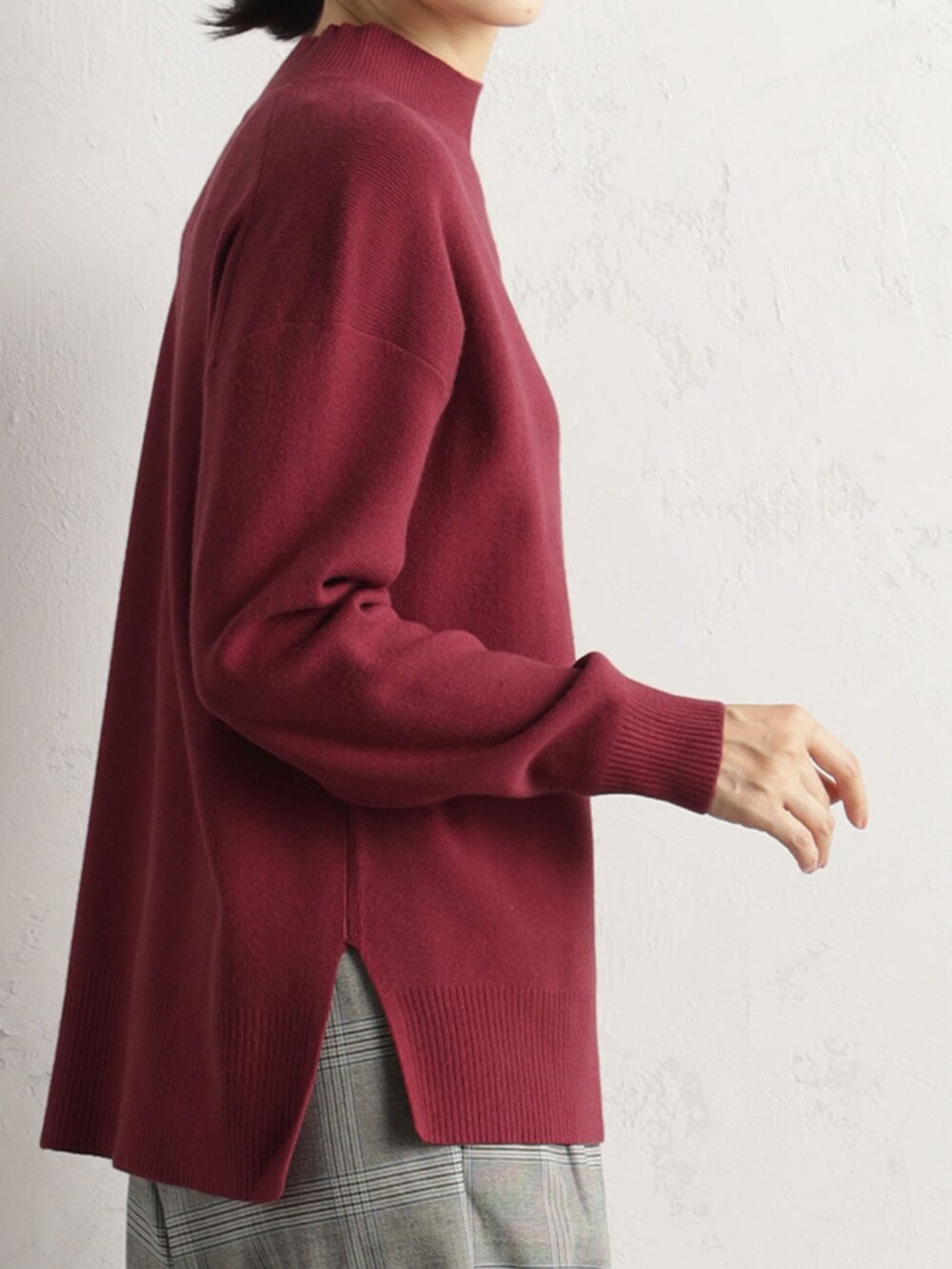 ブルー系のその他パンツ、レッド系のニット/セーターを着用したレディースの冬コーディネートの2枚目の写真