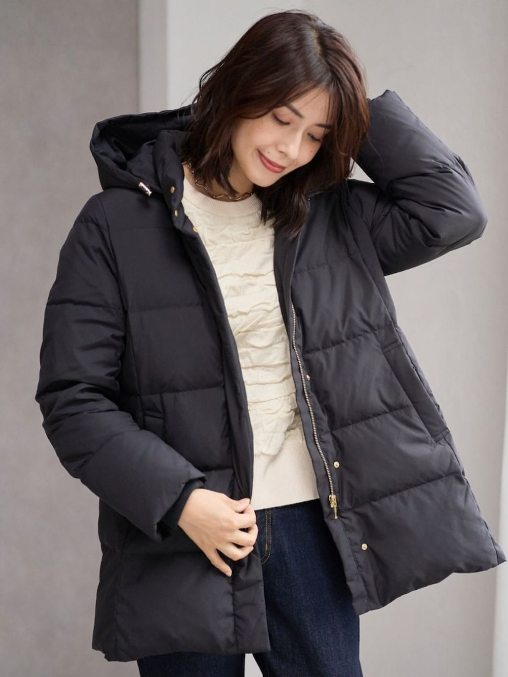 ブラック系のダウンジャケット/コートを着用したレディースの冬コーディネートの2枚目の写真