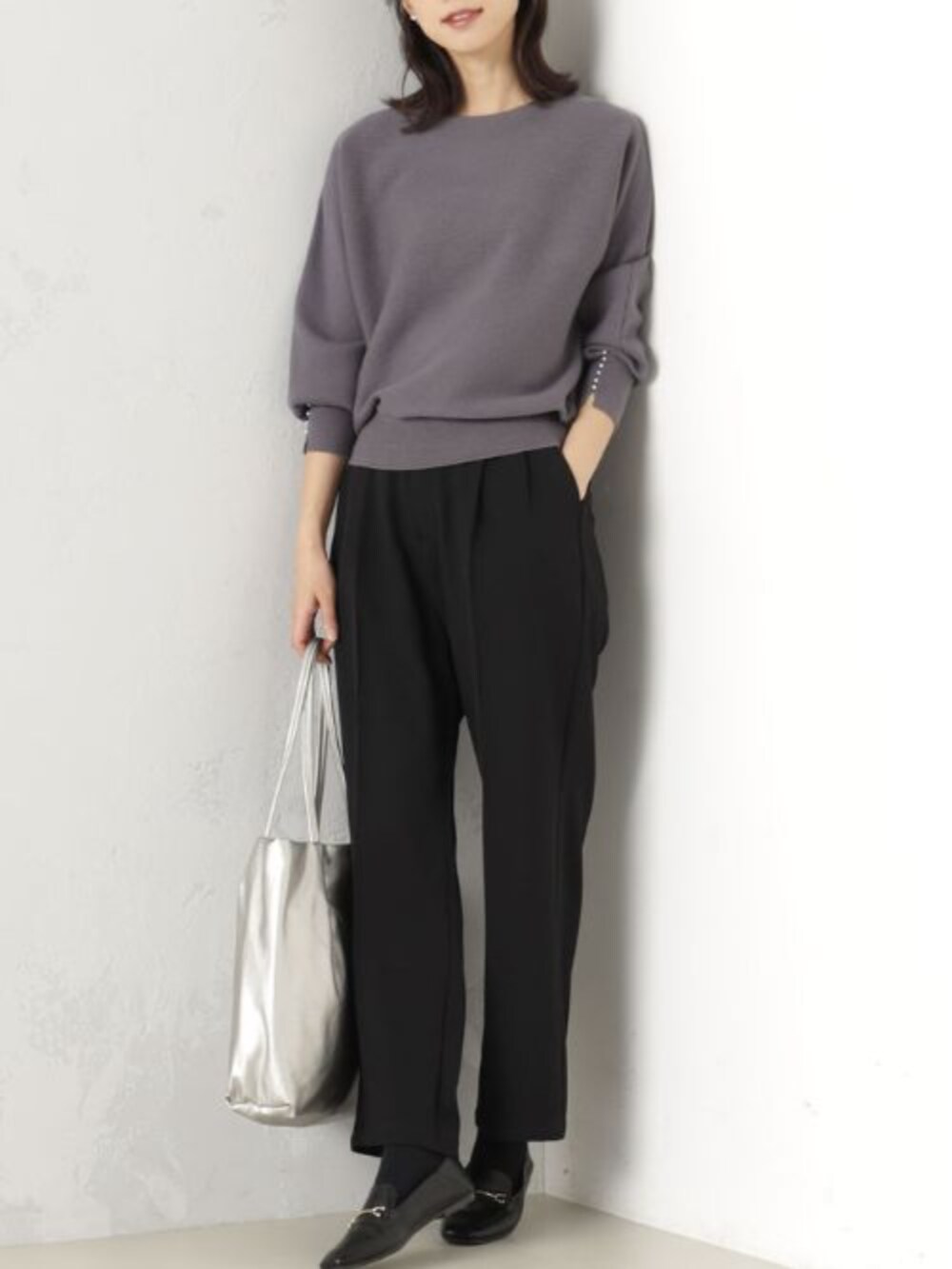 グレー系のニット/セーター、グレー系のトートバッグ、ブラック系のその他パンツを着用したレディースの冬コーディネートの3枚目の写真