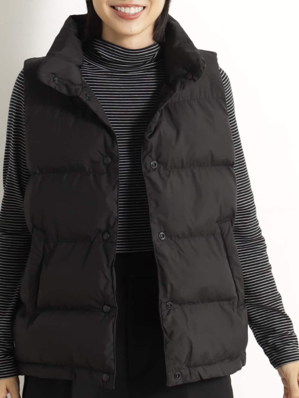 ブラック系のその他パンツ、ブラック系のダウンベストを着用したレディースの冬コーディネートの2枚目の写真