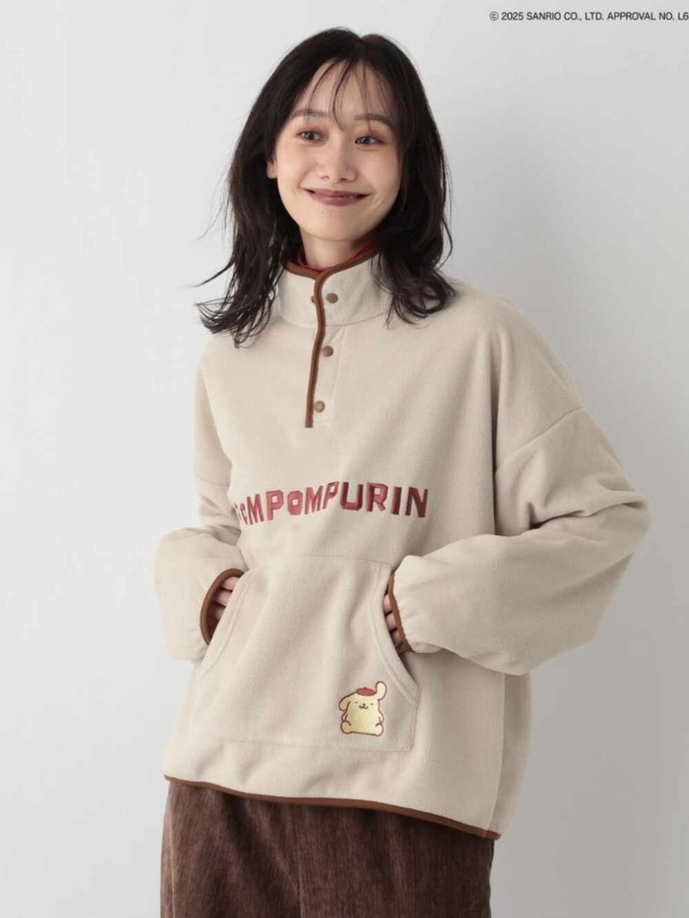 ベージュ系のその他トップスを着用したレディースの冬コーディネートの2枚目の写真