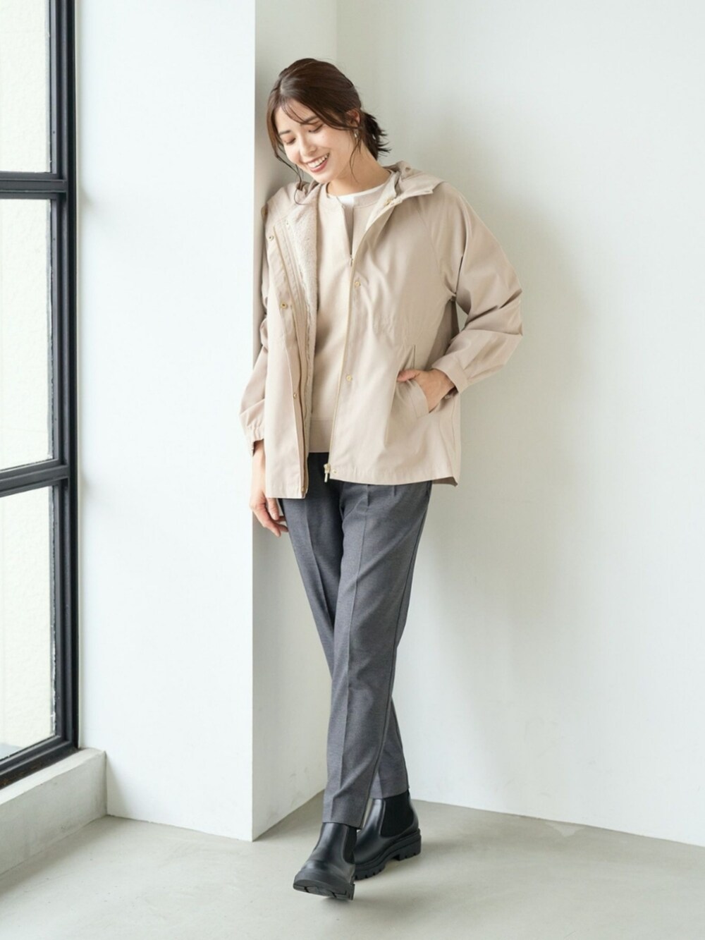 ベージュ系のスウェットを着用したレディースの秋コーディネートの2枚目の写真