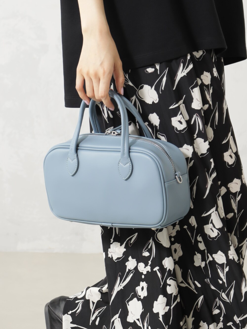 ブラック系のTシャツ/カットソー、ブルー系のボストンバッグを着用したレディースの秋コーディネートの2枚目の写真