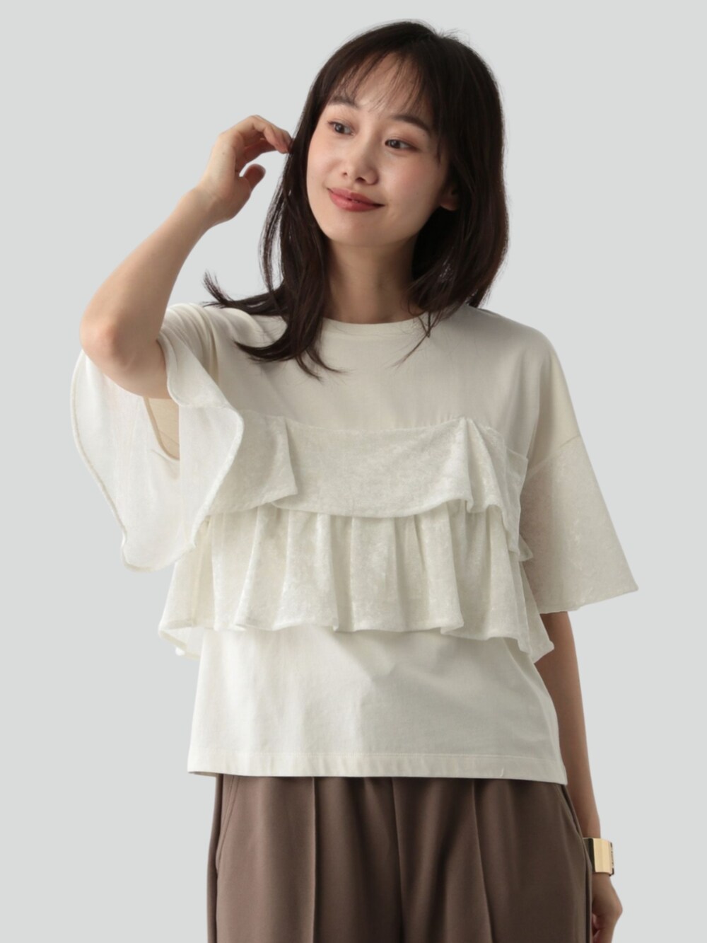 ベージュ系のTシャツ/カットソーを着用したレディースの秋コーディネートの2枚目の写真