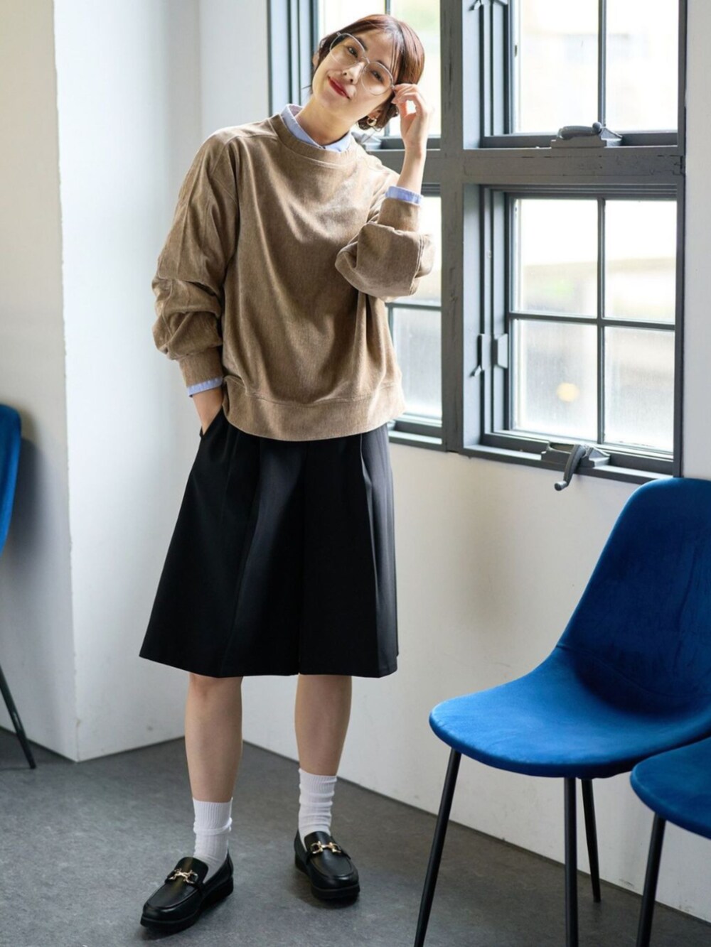 ベージュ系のTシャツ/カットソーを着用したレディースの秋コーディネートの3枚目の写真