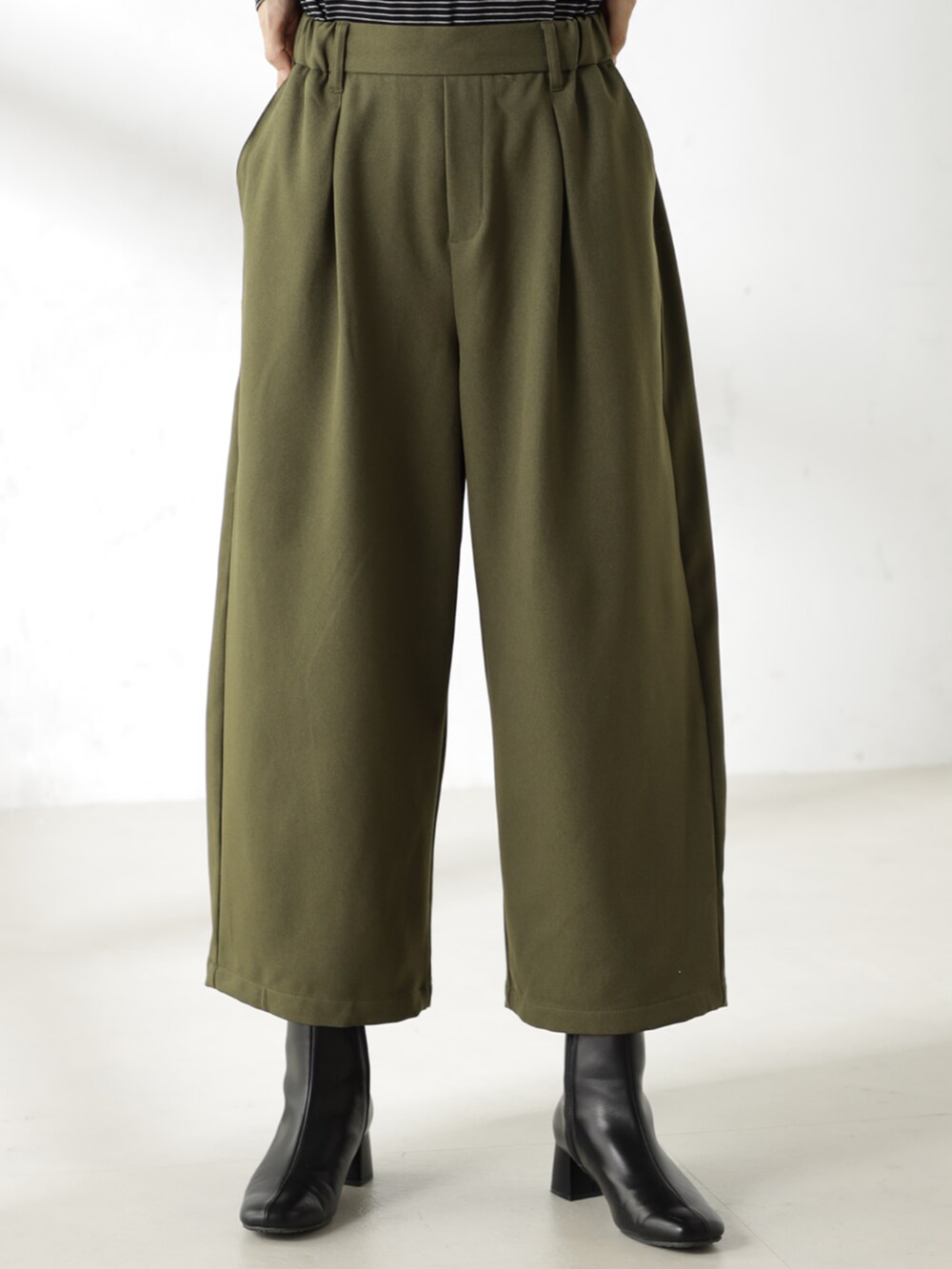 ブラック系のブーツ、グレー系のTシャツ/カットソー、グリーン系のその他パンツを着用したレディースの冬コーディネートの2枚目の写真