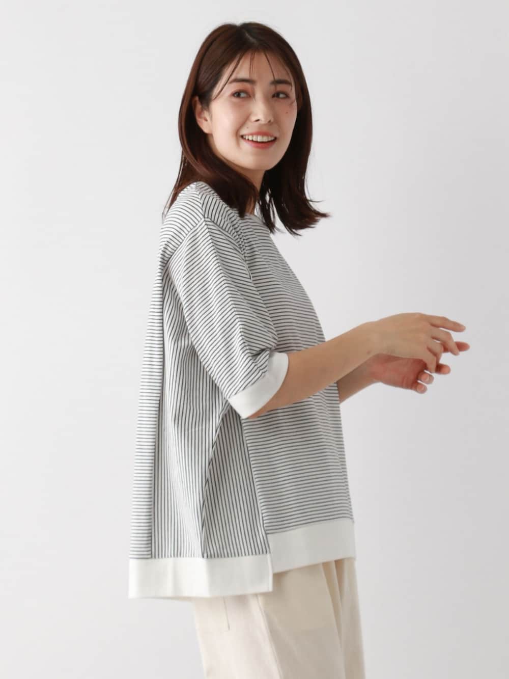 ブラウン系のTシャツ/カットソーを着用したレディースの春コーディネートの2枚目の写真