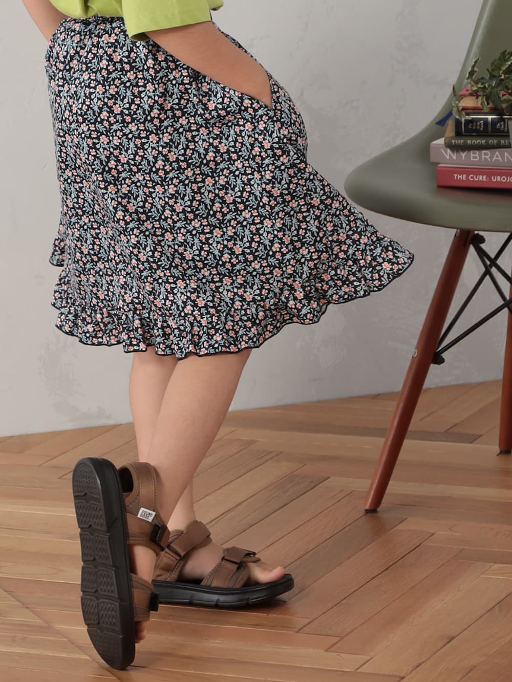 ブラック系のスカート、ブラック系のショルダーバッグを着用したキッズの秋コーディネートの3枚目の写真