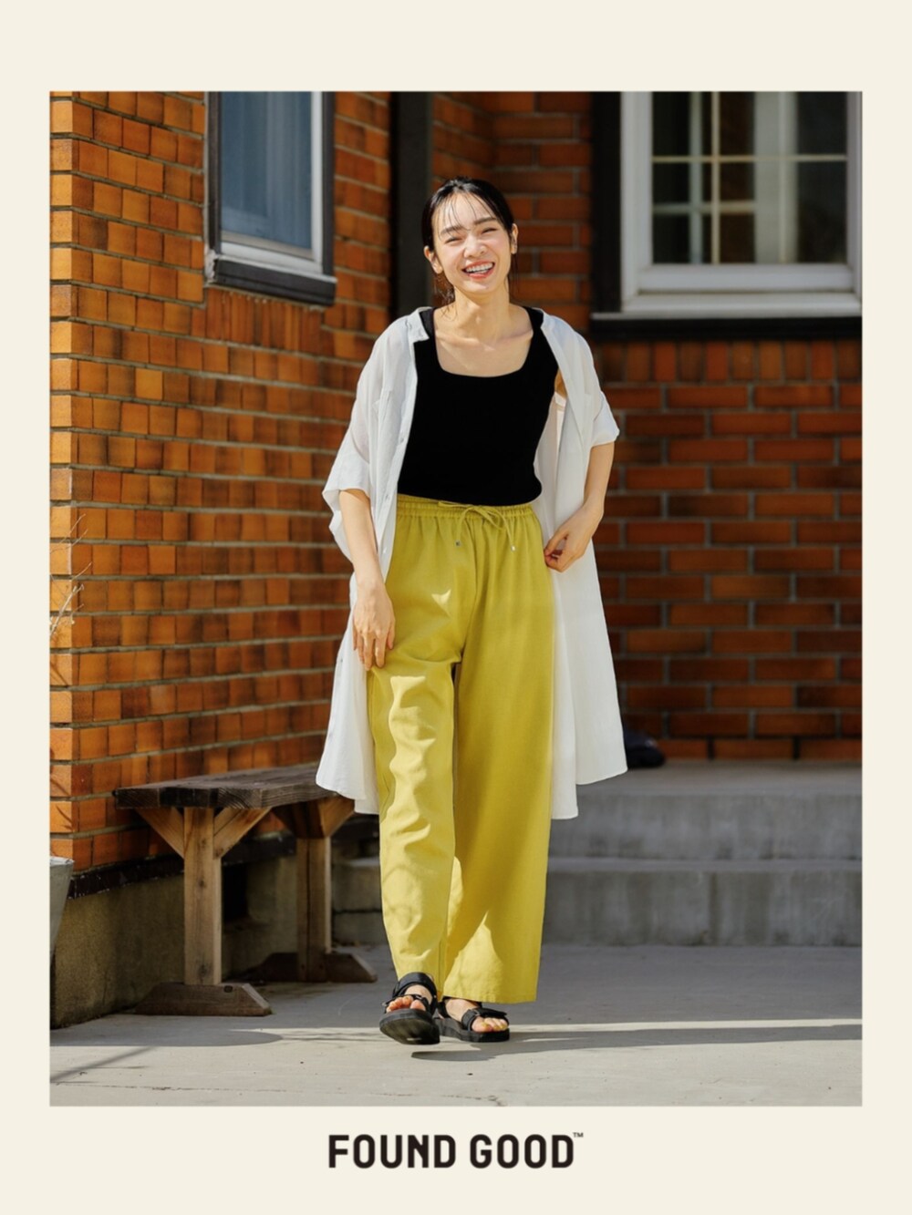 ホワイト系のチュニックを着用したレディースの夏コーディネートの2枚目の写真