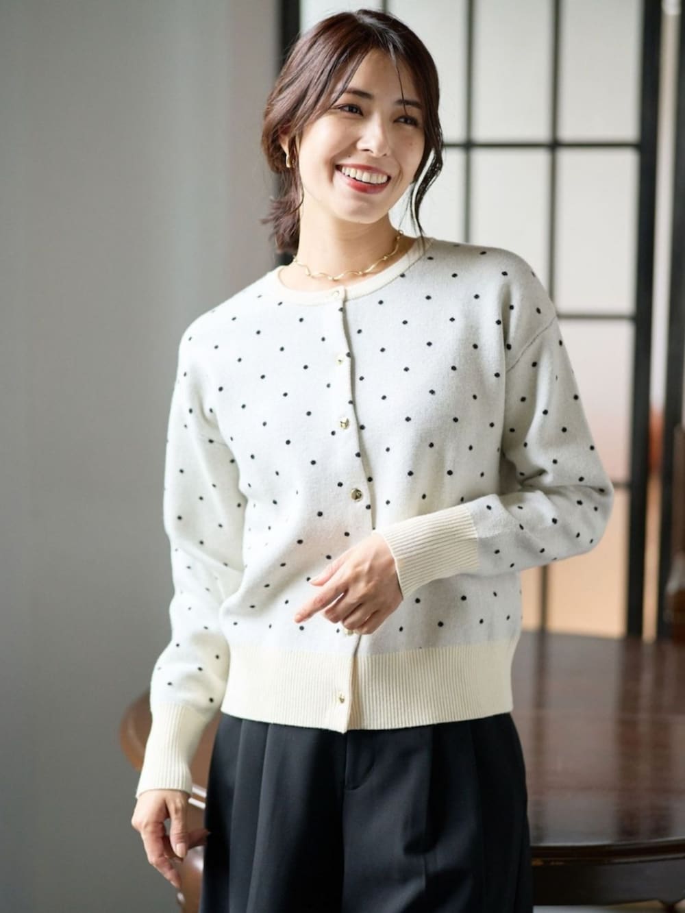 ベージュ系のカーディガン/ボレロを着用したレディースの冬コーディネートの3枚目の写真