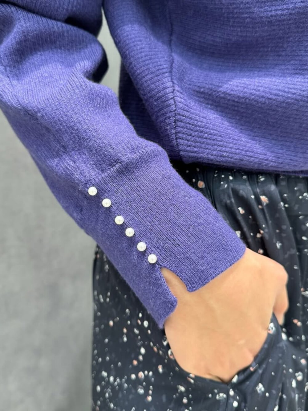 ブルー系のニット/セーターを着用したレディースの冬コーディネートの3枚目の写真