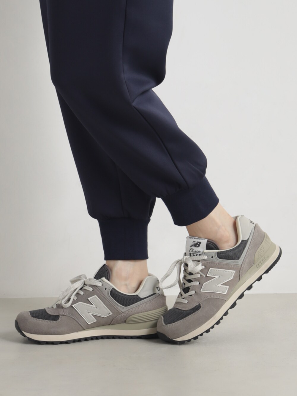 ホワイト系のカーディガン/ボレロ、ブルー系のその他パンツを着用したレディースの冬コーディネートの4枚目の写真