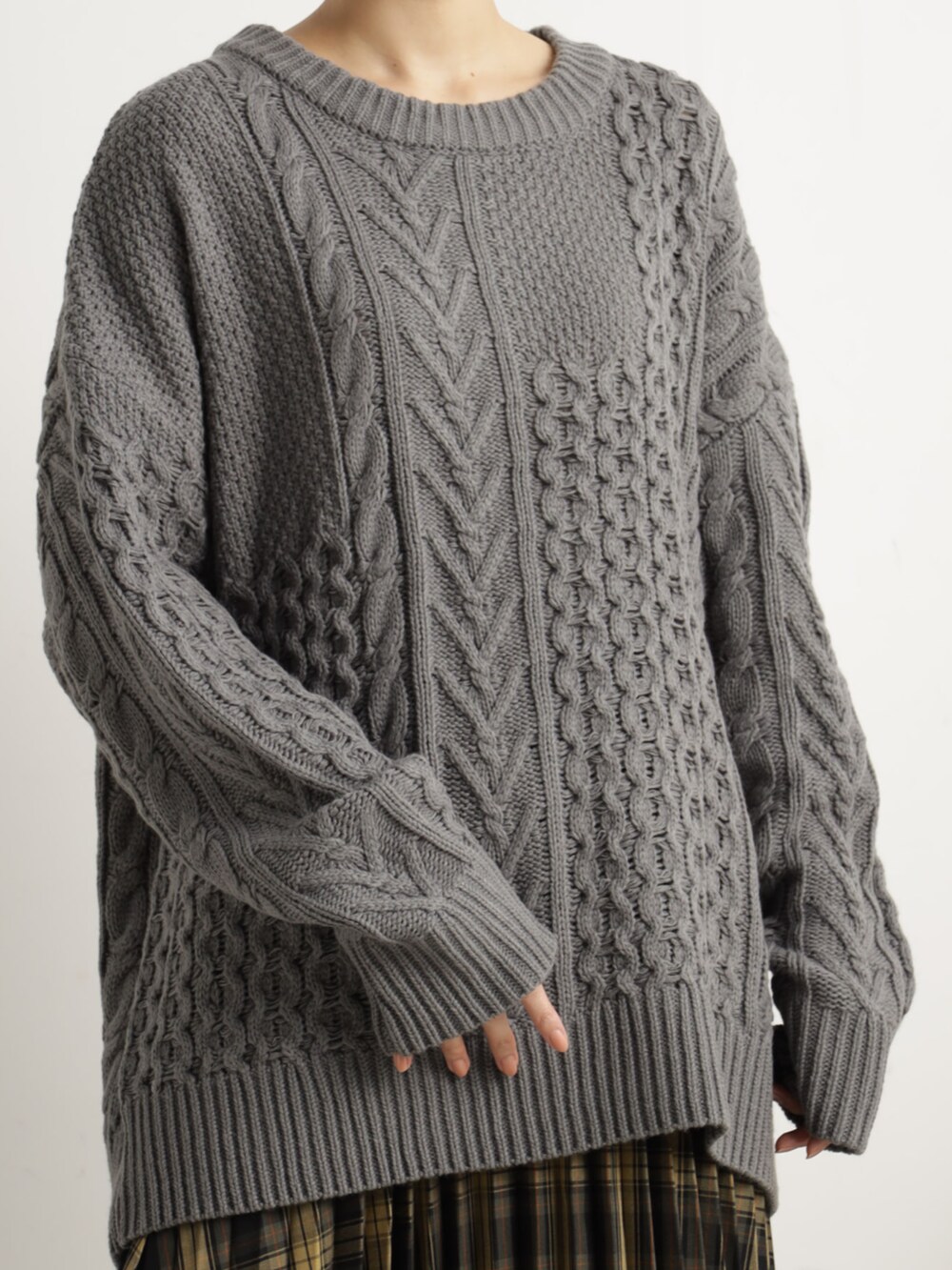 ブラウン系のスカート、グレー系のニット/セーターを着用したレディースの冬コーディネートの3枚目の写真