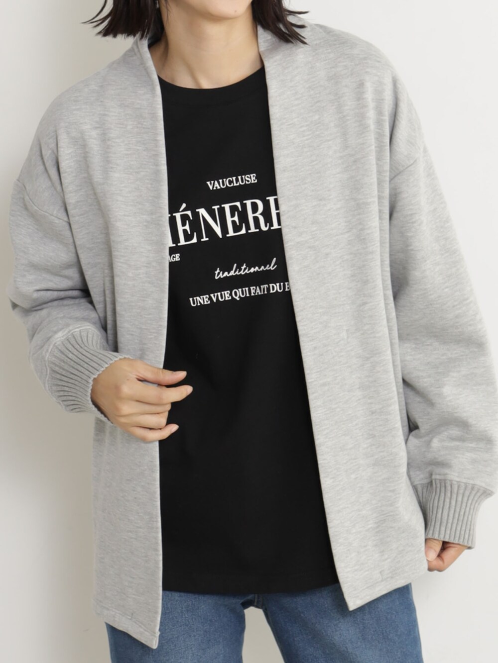 ブルー系のその他パンツ、ブラック系のTシャツ/カットソー、グレー系のカーディガン/ボレロを着用したレディースの冬コーディネートの2枚目の写真