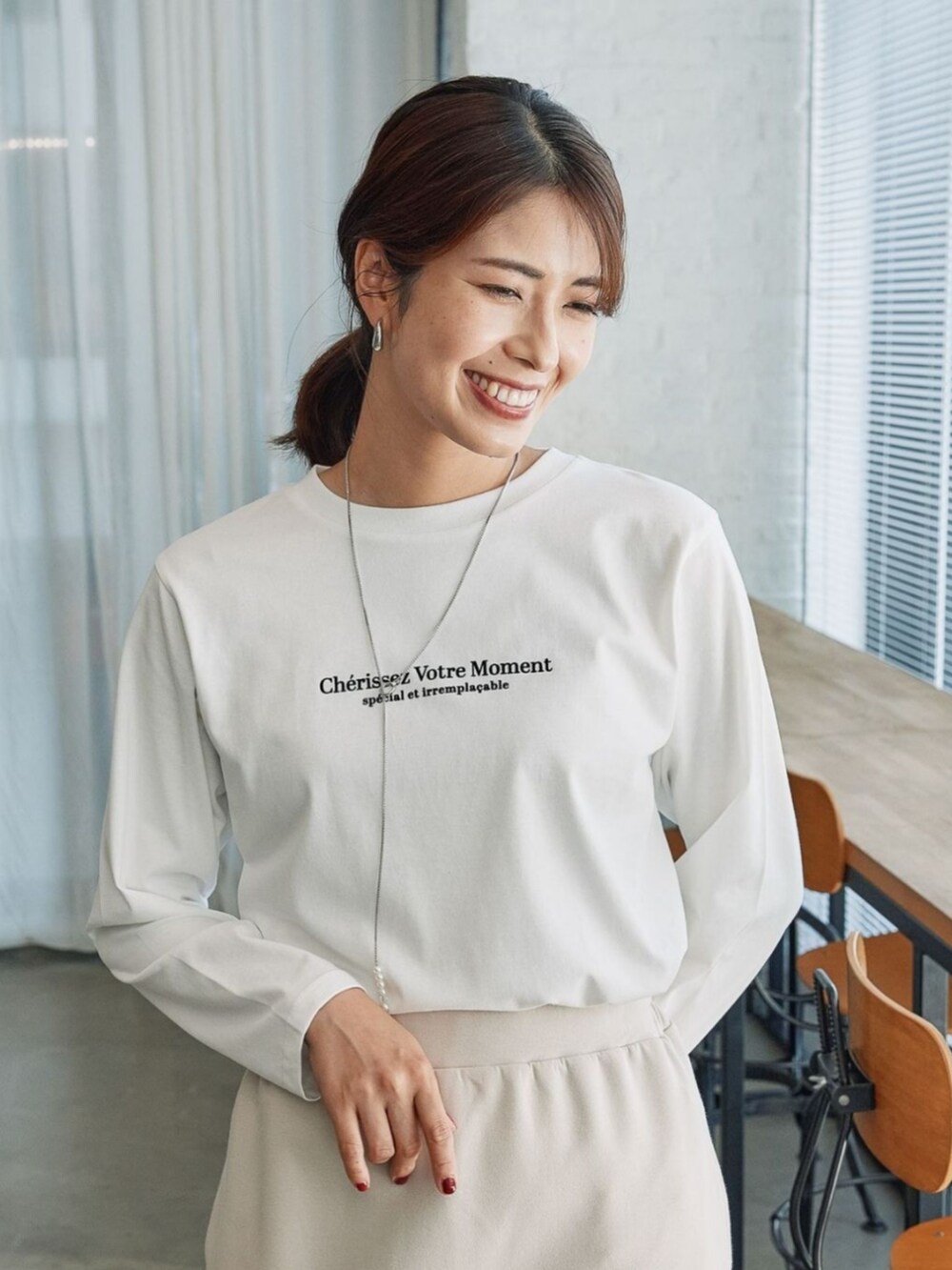 ホワイト系のTシャツ/カットソーを着用したレディースの秋コーディネートの2枚目の写真