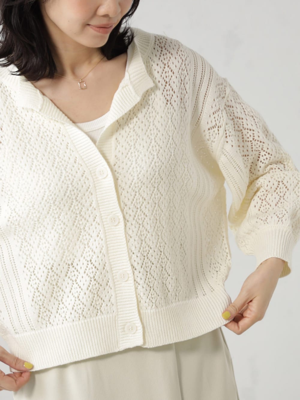 ホワイト系のカーディガン/ボレロを着用したレディースの春コーディネートの3枚目の写真