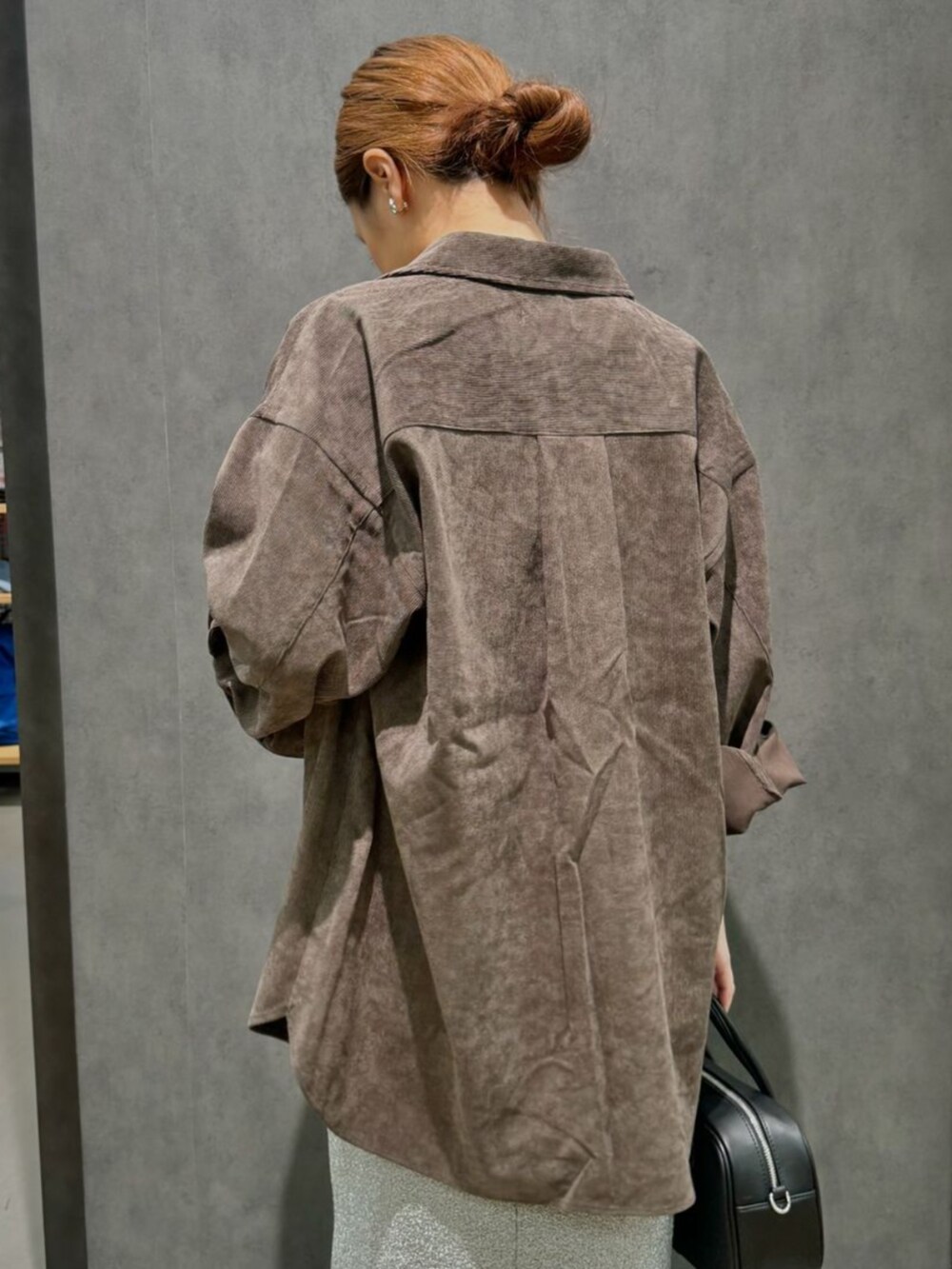 ブラウン系のシャツ/ブラウス、グレー系のスカートを着用したレディースの秋コーディネートの3枚目の写真