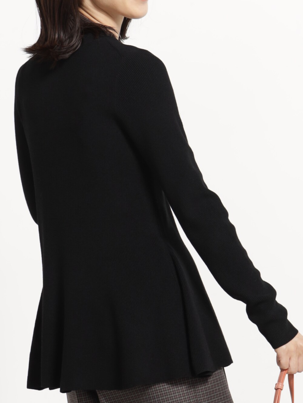 ブラウン系のその他パンツ、ブラック系のニット/セーター、ピンク系のショルダーバッグを着用したレディースの秋コーディネートの3枚目の写真