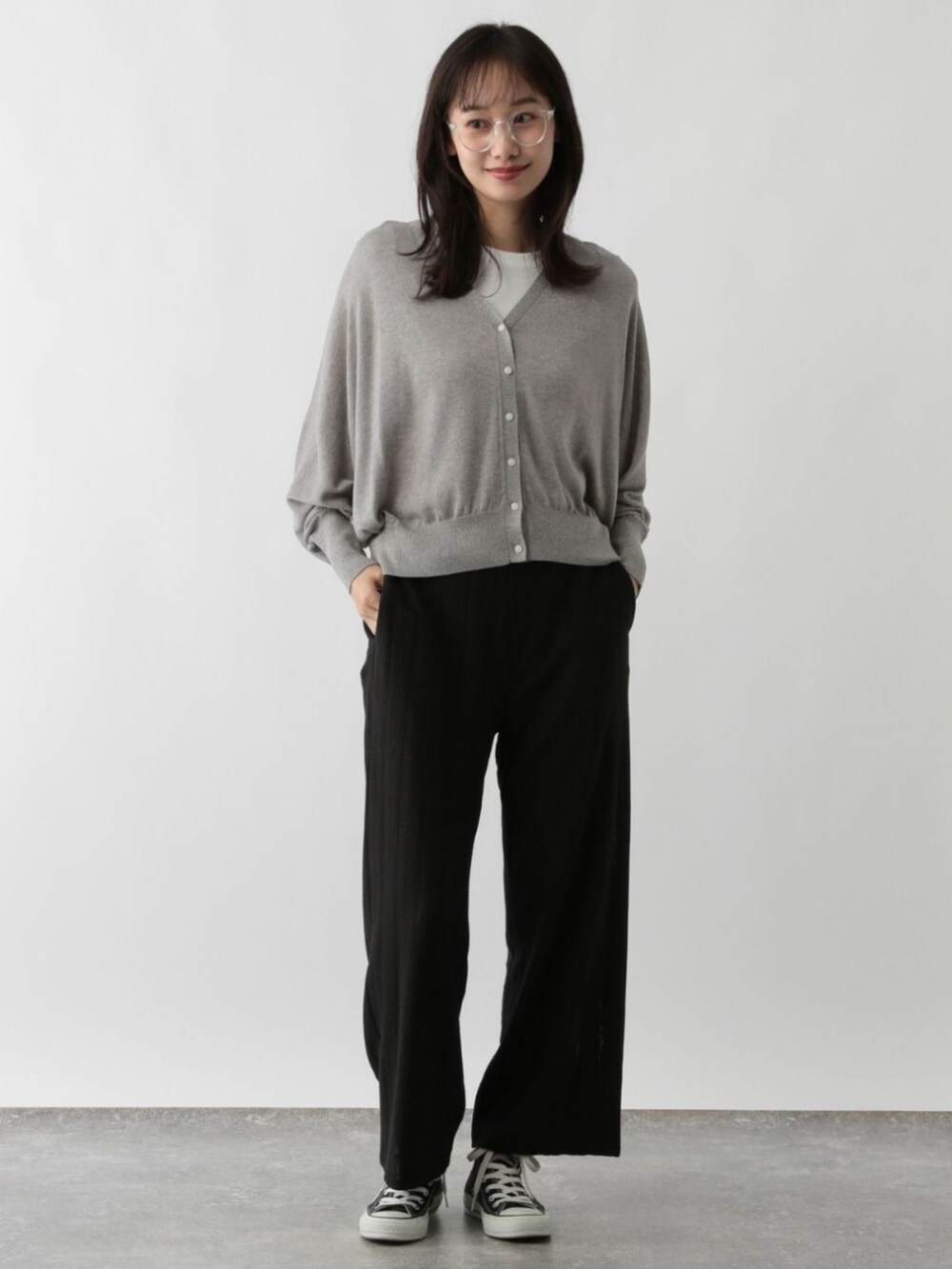 グレー系のカーディガン/ボレロを着用したレディースの秋コーディネートの2枚目の写真