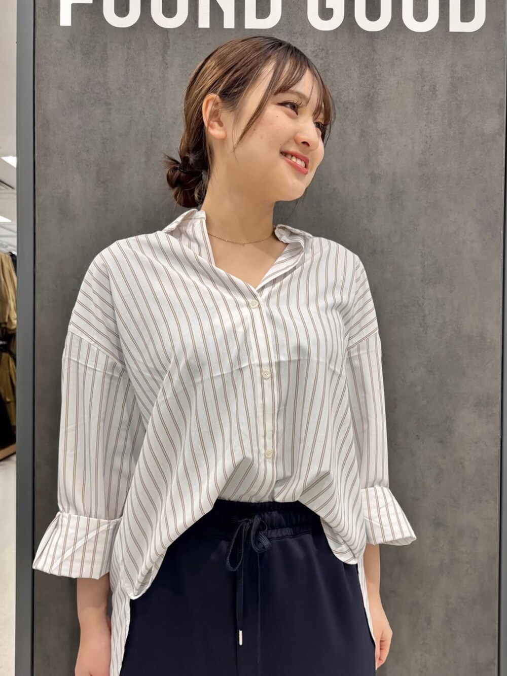 ブルー系のその他パンツ、ブラウン系のシャツ/ブラウス、ブラウン系のパンプスを着用したレディースの冬コーディネートの2枚目の写真