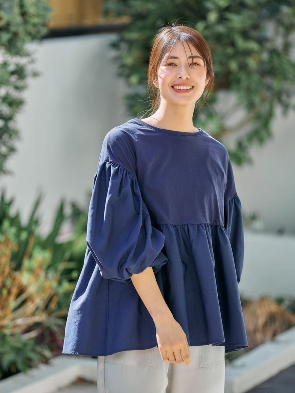 ブルー系のTシャツ/カットソーを着用したレディースの春コーディネートの2枚目の写真