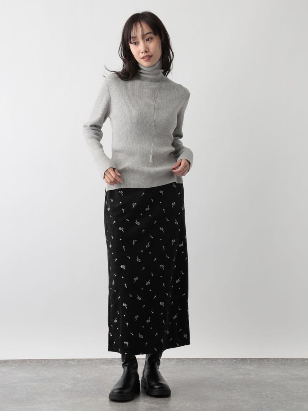 ブラック系のスカートを着用したレディースの冬コーディネートの2枚目の写真