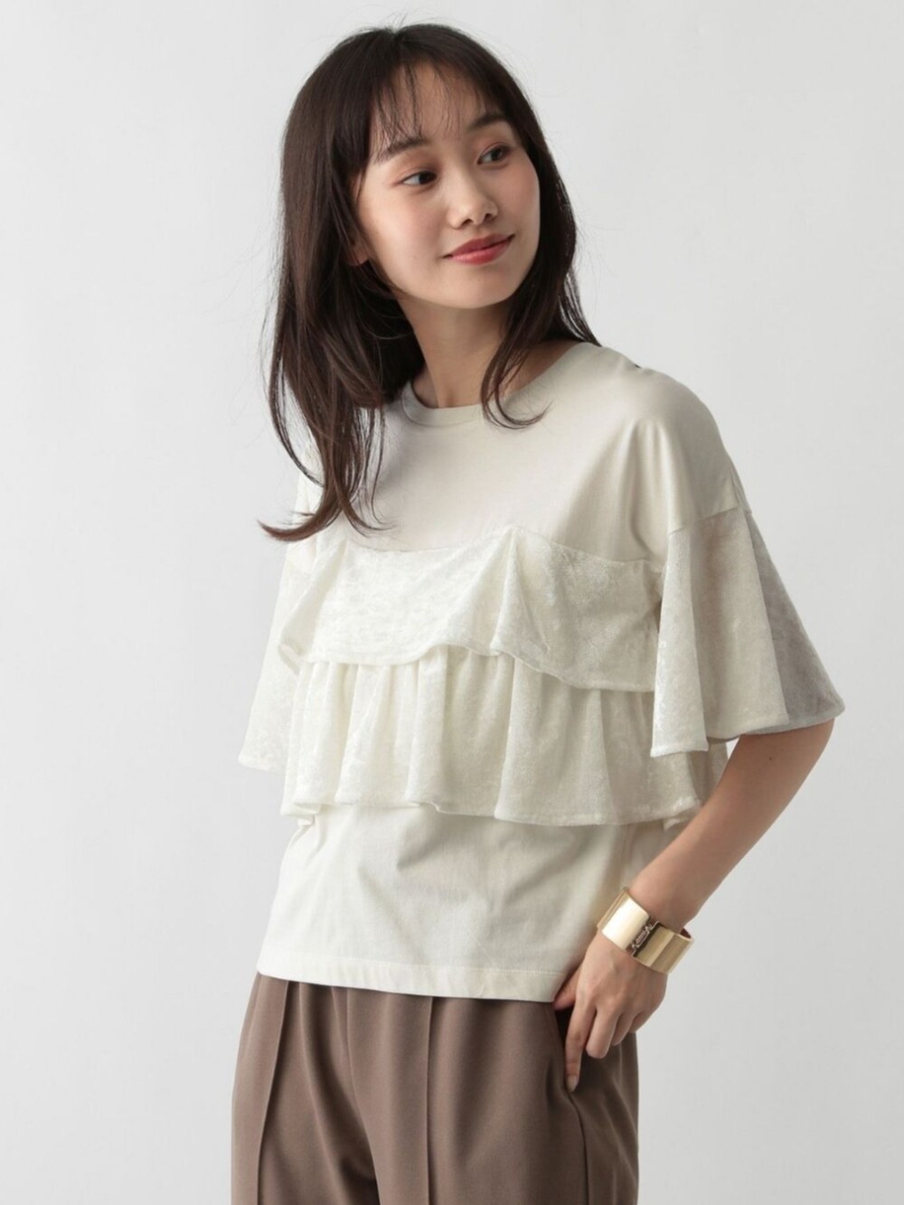 ベージュ系のTシャツ/カットソーを着用したレディースの春コーディネートの2枚目の写真