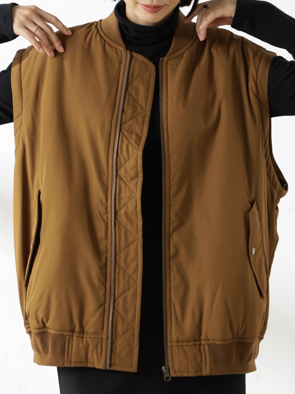 ブラック系のブーツ、ブラウン系のMA-1、ブラック系のスカートを着用したレディースの秋コーディネートの4枚目の写真