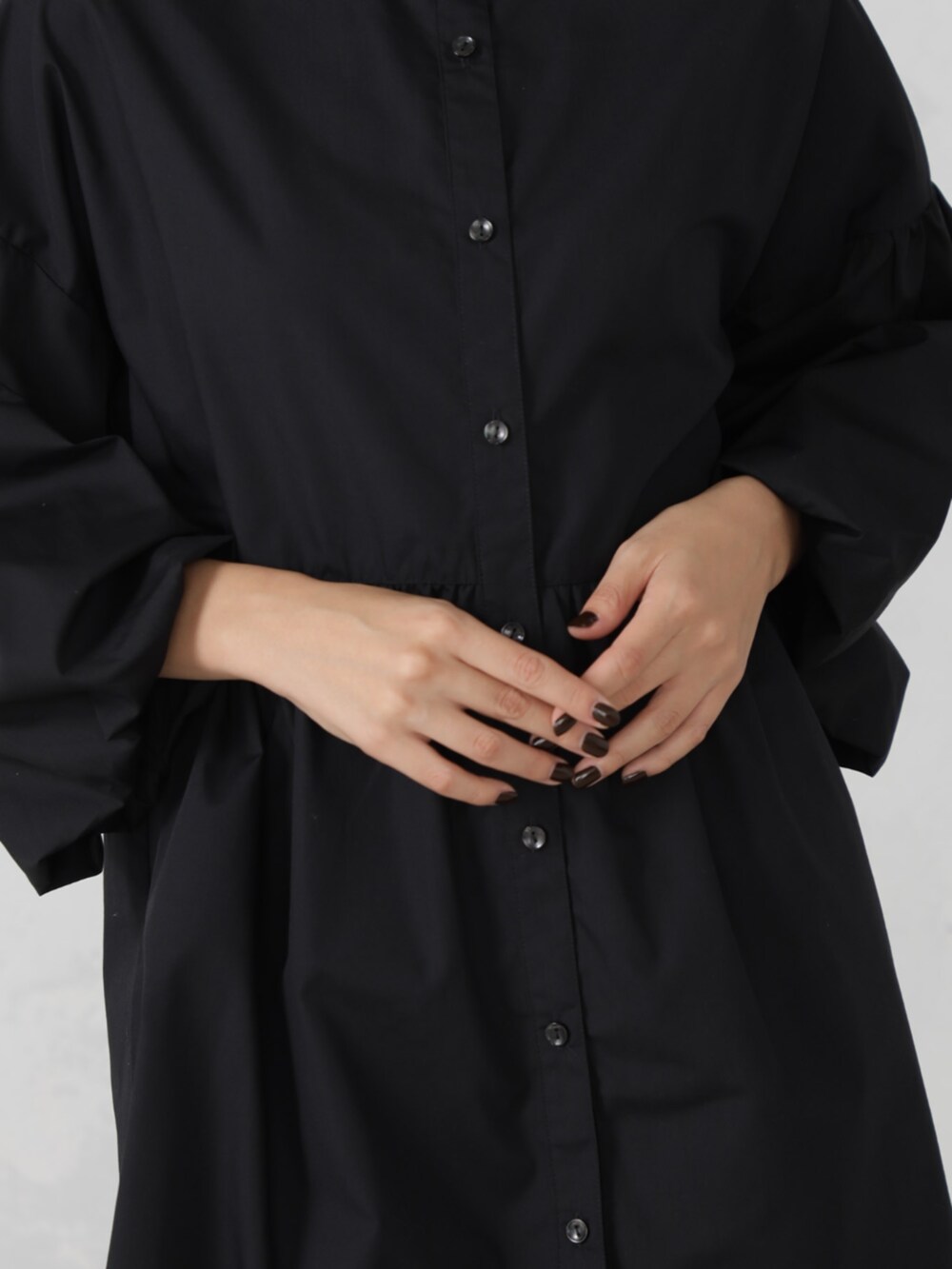 ブラック系のシャツ/ブラウスを着用したレディースの秋コーディネートの3枚目の写真