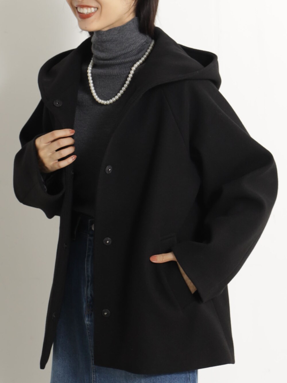 ブルー系のスカート、ブラック系のその他アウターを着用したレディースの冬コーディネートの2枚目の写真